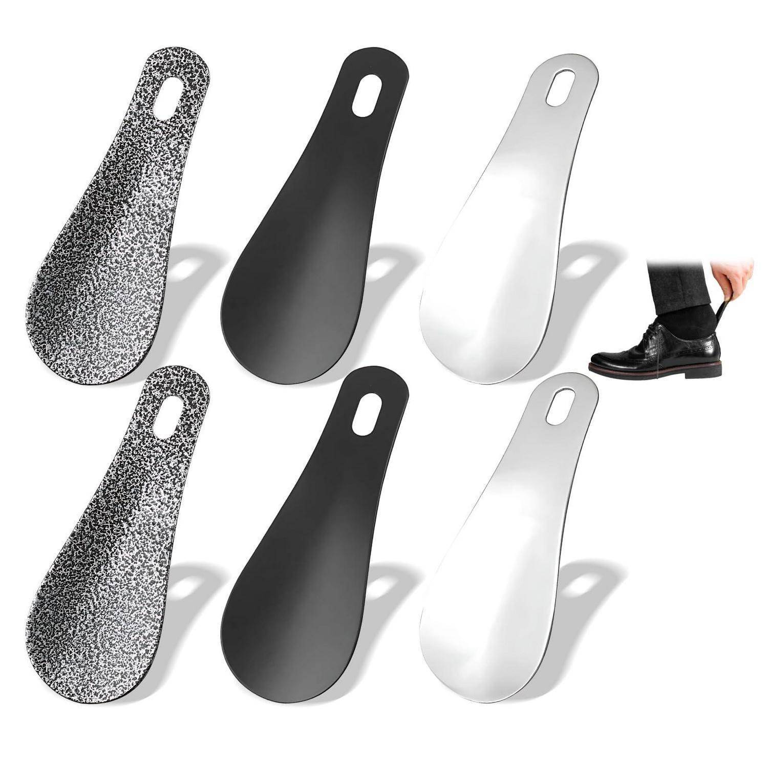 Sechs Schuhlöffel-Spachteln in drei Ausführungen – gesprenkeltes Finish, Schwarz und Silber – abgebildet mit einem Fuß, der einen Schuhlöffel verwendet, um in einen Schuh zu schlüpfen.