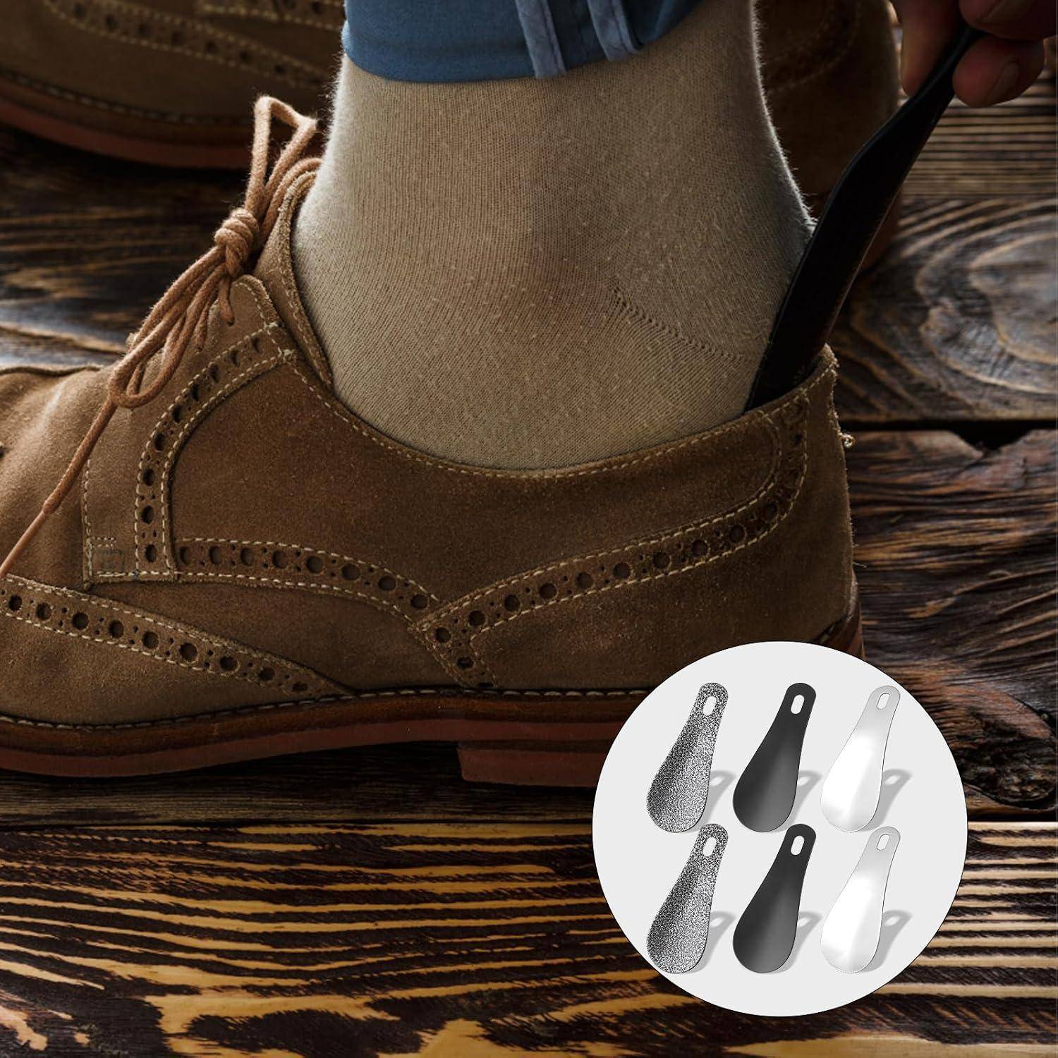 Braunes Lederdressschuh mit einem Schuhanzieher, der die Ferse einfügt; die Einleitung zeigt sechs austauschbare Schuhanziehergriffe in Grau, Schwarz und Weiß.