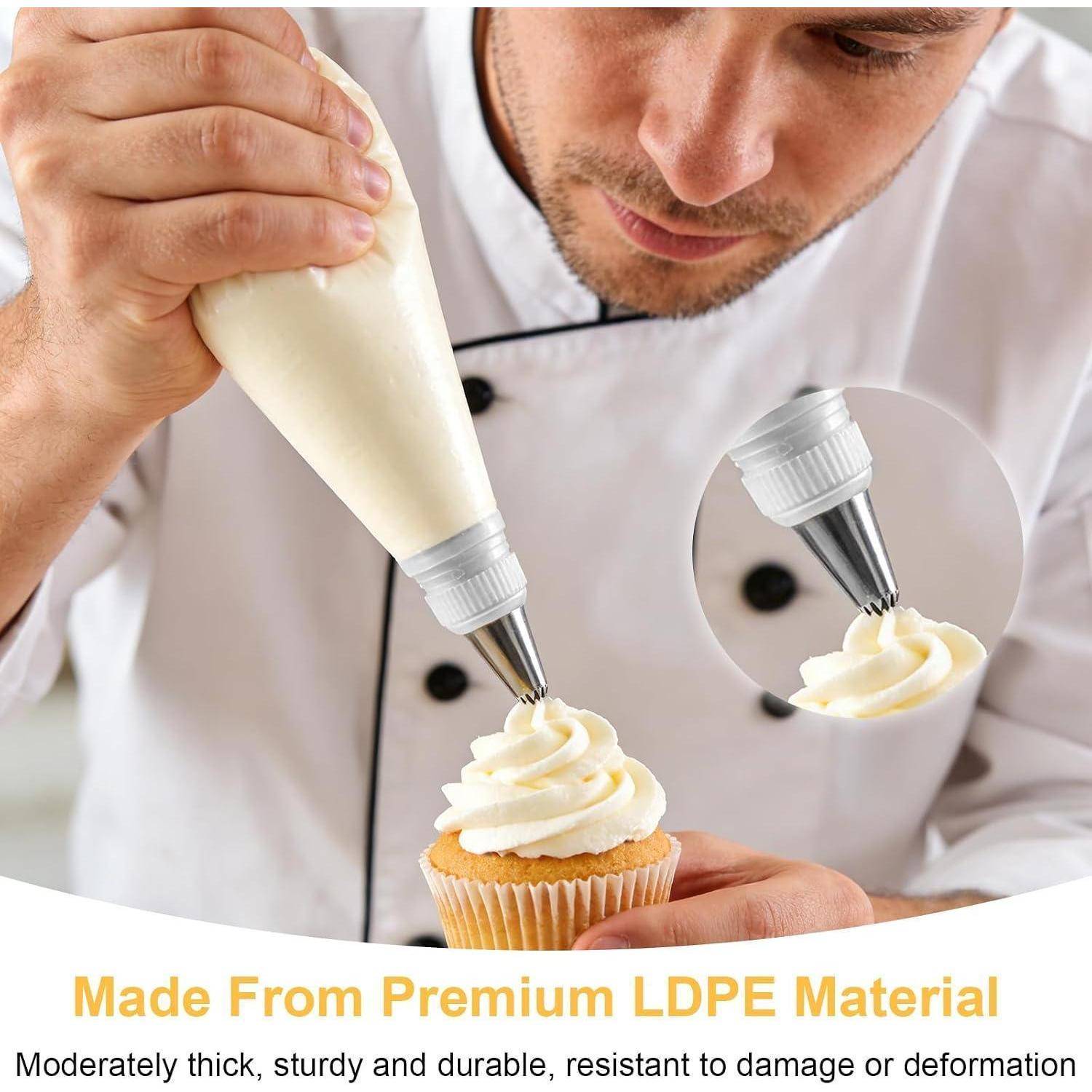 Chef spritzt mit einem Spritzbeutel Glasur auf ein Cupcake; die Vergrößerung zeigt die Dekorspitze aus der Nähe, mit dem Text „Hergestellt aus hochwertigem LDPE-Material