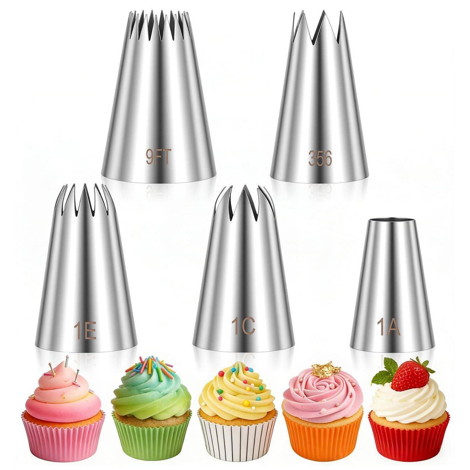 Fünf Metallspritztüllen über fünf verzierten Cupcakes, die jeweils unterschiedliche Zuckergussformen zeigen, die jede Tülle erzeugt.