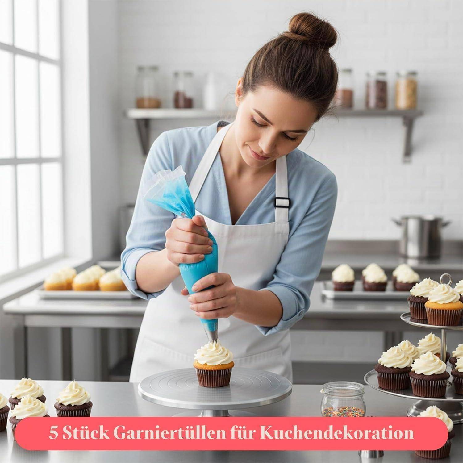 Frau in einer Schürze, die weiße Glasur mit einer Garniertülle auf einen Cupcake spritzt, in einer Bäckerei-Küche, mit dem Text „5 Stück Garniertüllen für Kuchendekoration