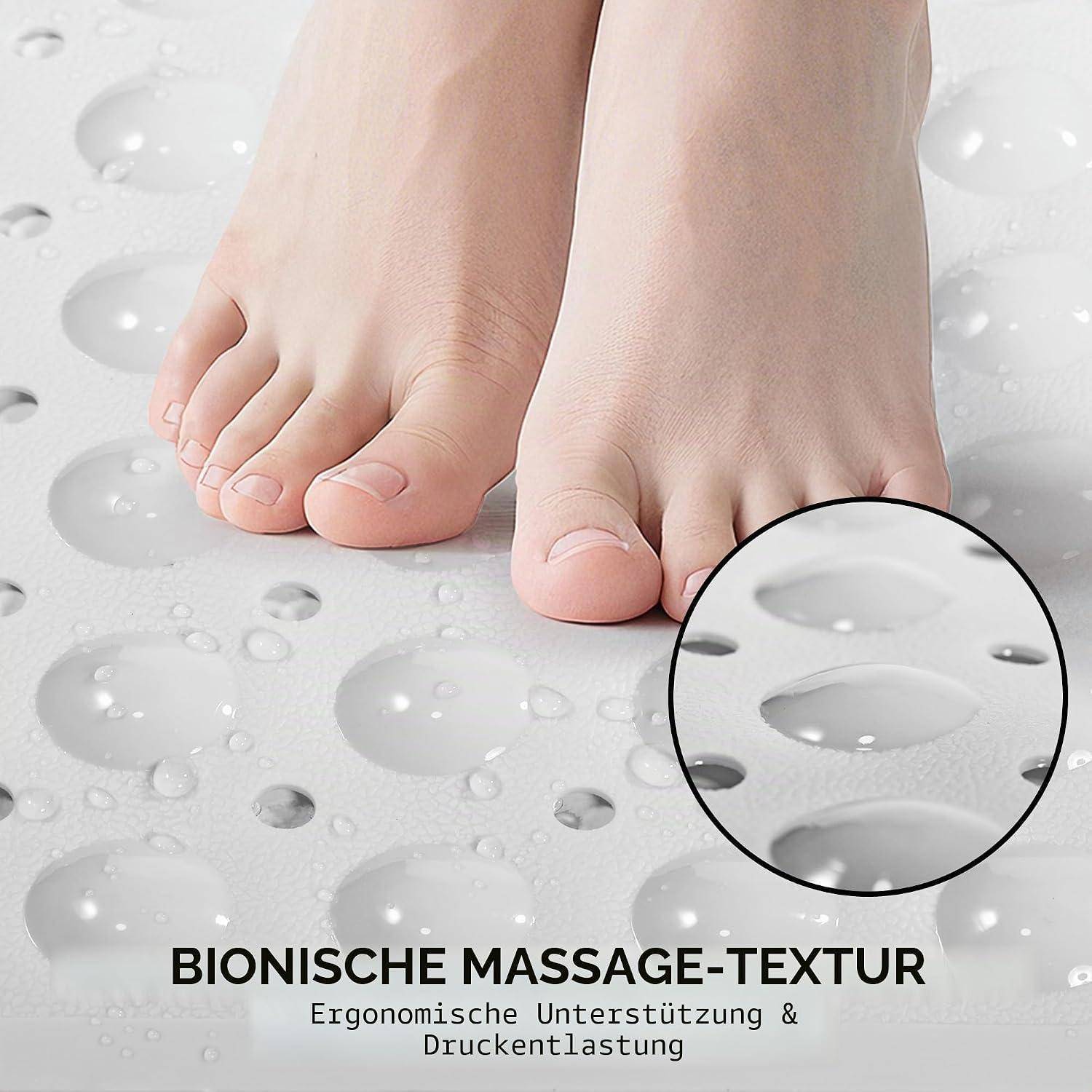 Bare Feet stehen auf einer strukturierten weißen Oberfläche mit Wassertropfen; Ausschnitt hebt die erhabene Massagetextur hervor. Der Text lautet „BIONISCHE MASSAGE-TEXTUR