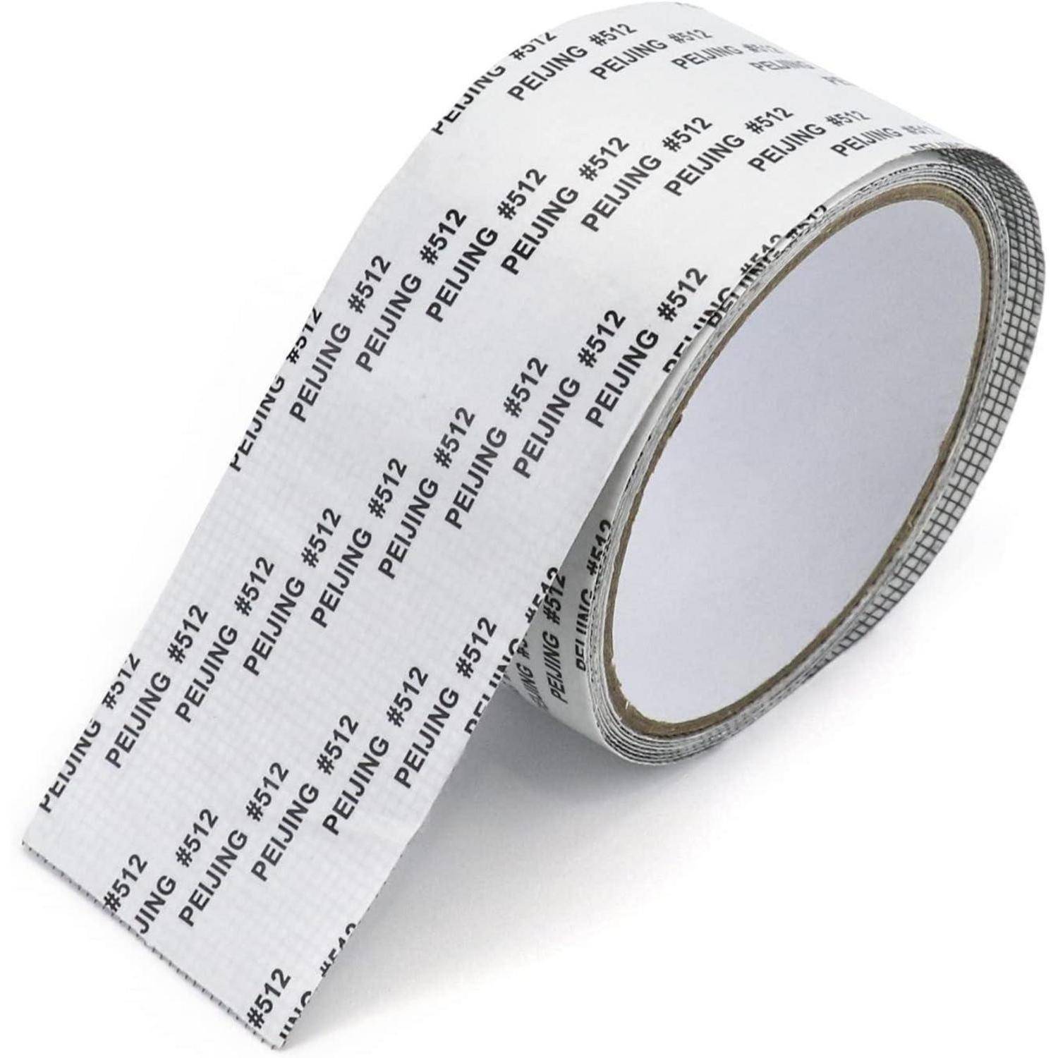Eine Rolle weißes Klebeband, auf das wiederholt 