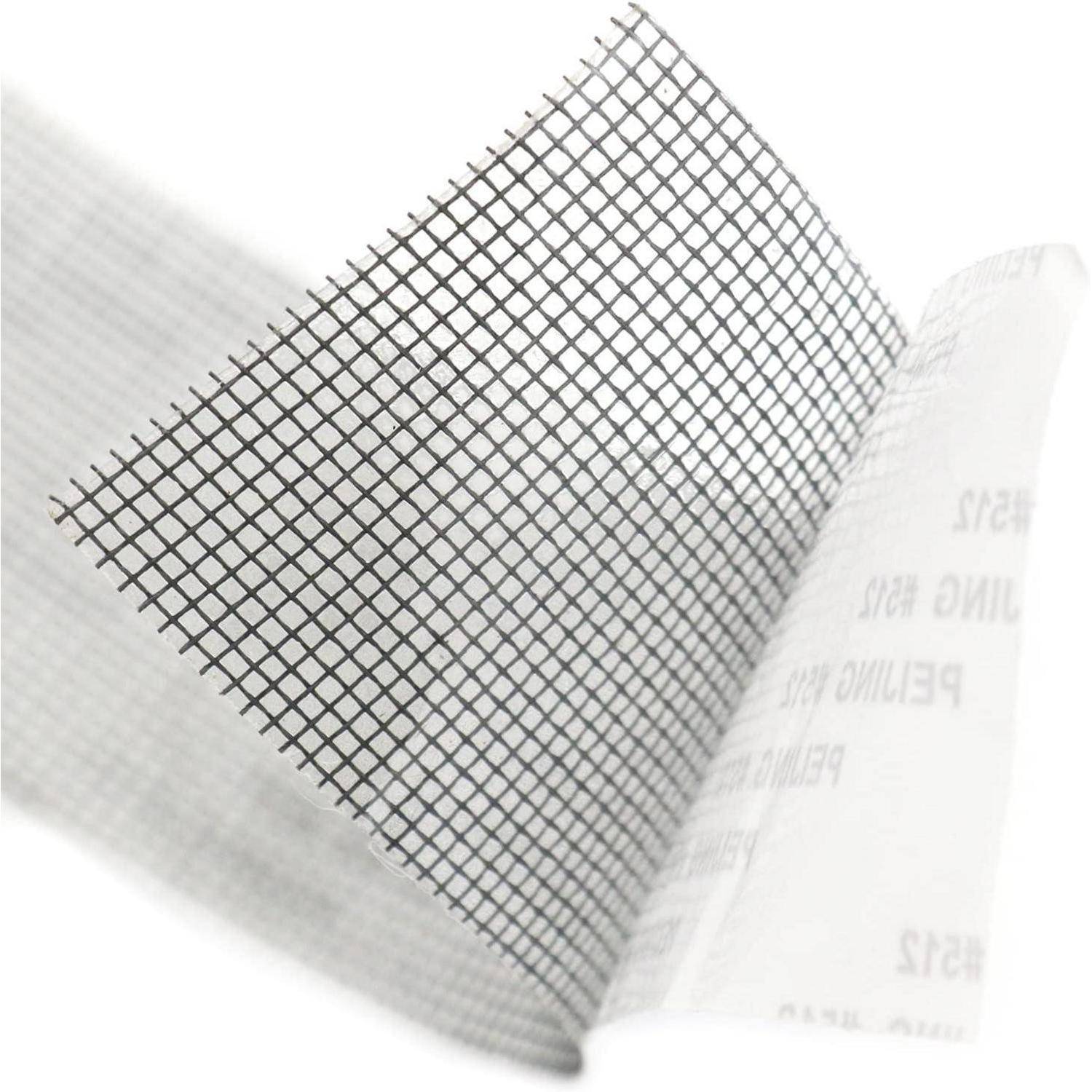 Nahaufnahme eines dunklen Maschengewebes oder Filtermaterials, das von einem weißen Trägerpapier abgezogen wird.