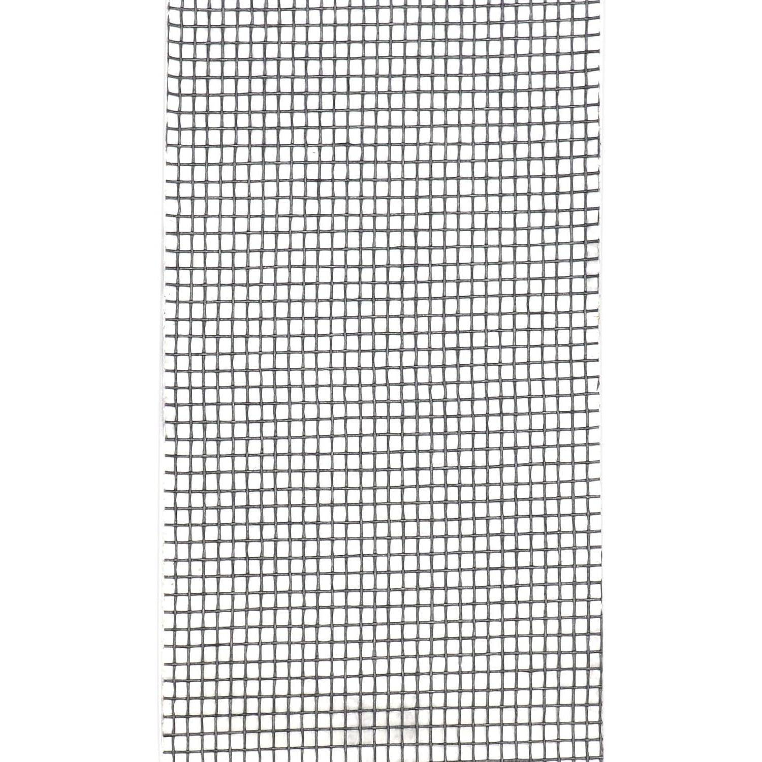 Nahaufnahme eines grauen Drahtgittergitters mit gleichmäßig verteilten quadratischen Öffnungen auf weißem Hintergrund.