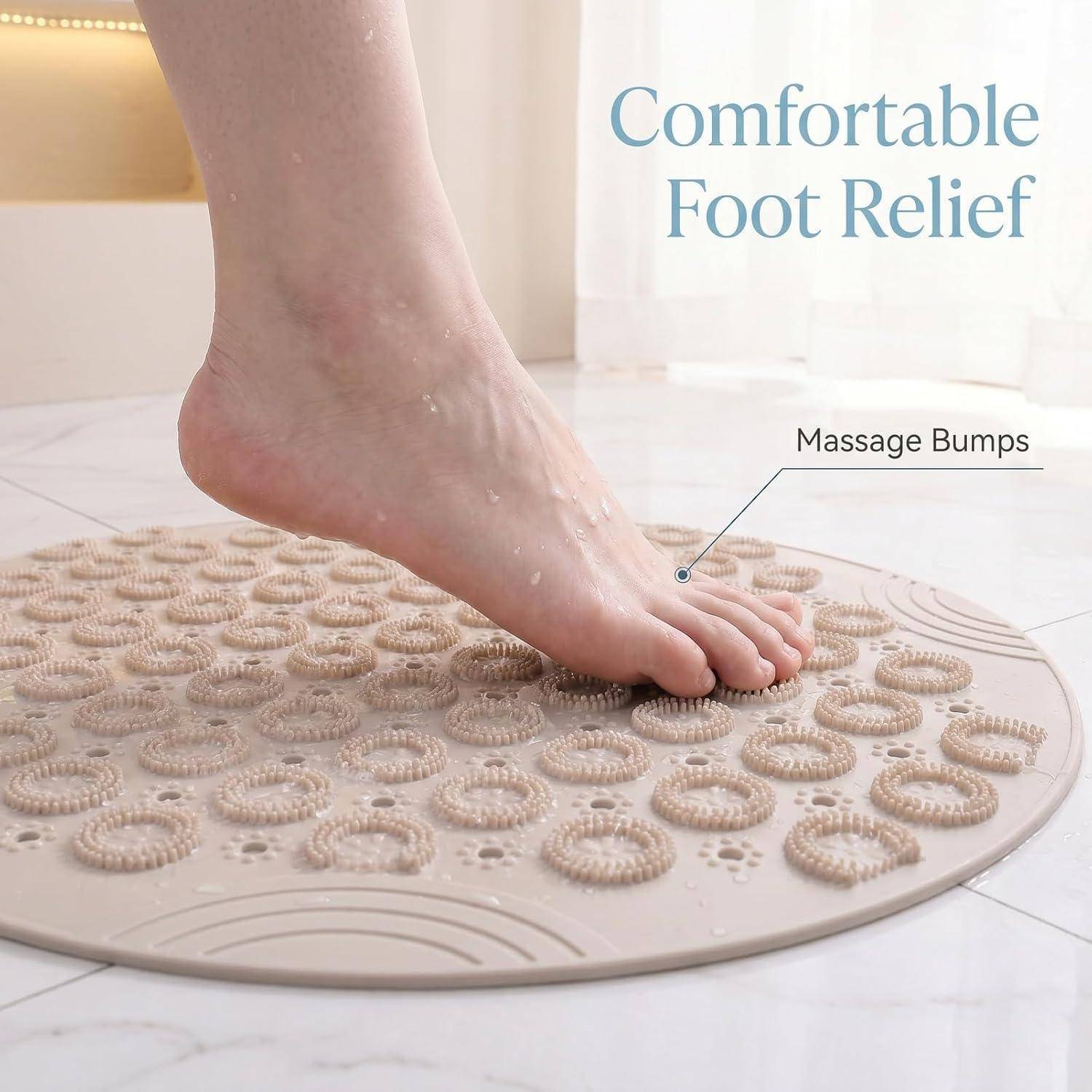Fuß drückt auf eine beige Massagematte mit erhabenen Noppen, beschriftet mit „Komfortable Fußentlastung" und „Massagenoppen"".