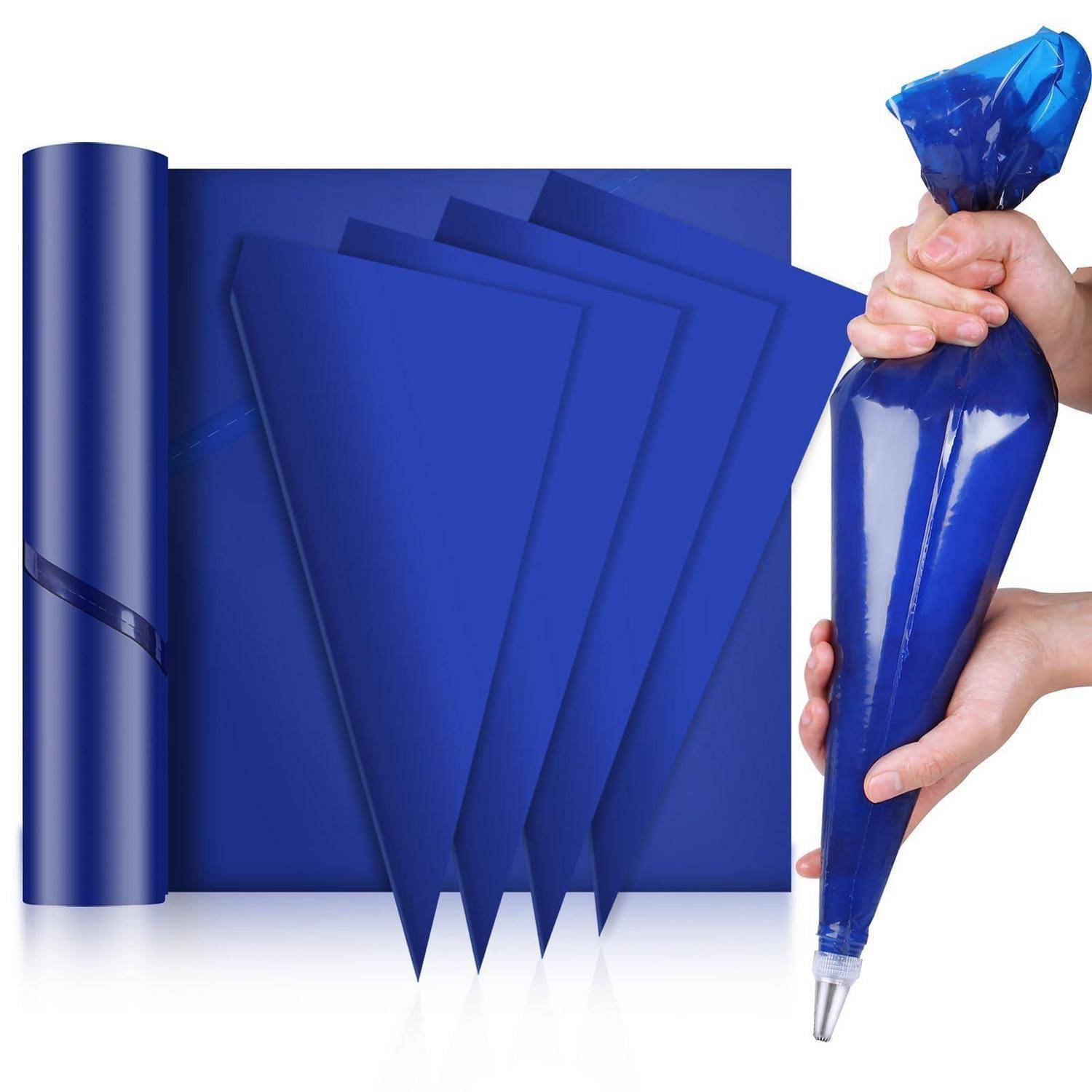 Hände, die einen blauen Spritzbeutel verwenden, um blaue Kuchenglasur auf Blättern und Fondant zu dekorieren