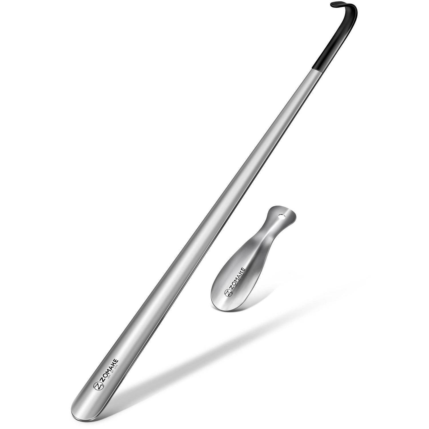 Ein langer silberner Schuhanzieher mit schwarzem gebogenem Griff, gezeigt mit einem kleinen passenden Metallzubehör auf weißem Hintergrund.