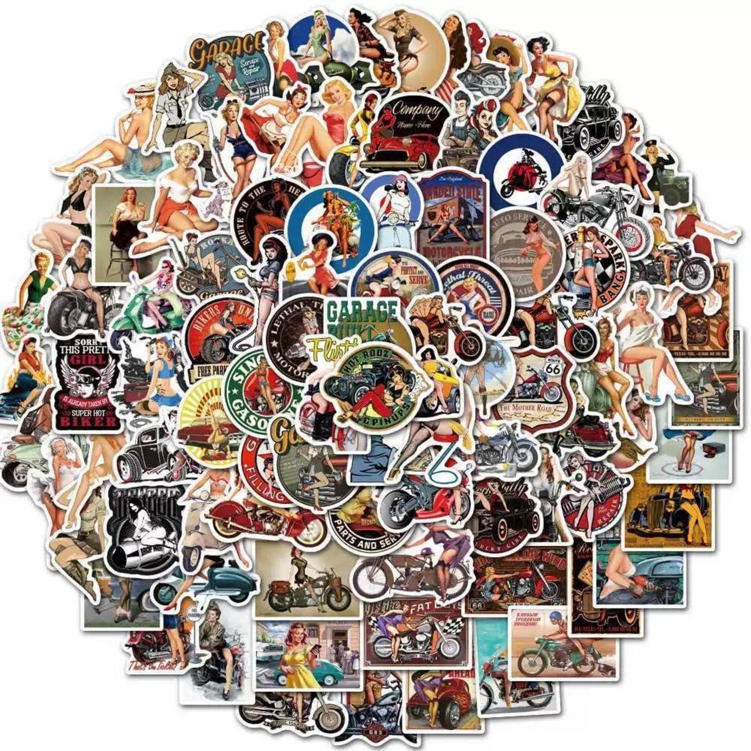 Eine dichte Collage von Vintage-Stil Aufklebern mit Pin-up-Frauen, heißen Rods, Motorrädern, Logos und Retro-Schildern auf weißem Hintergrund.