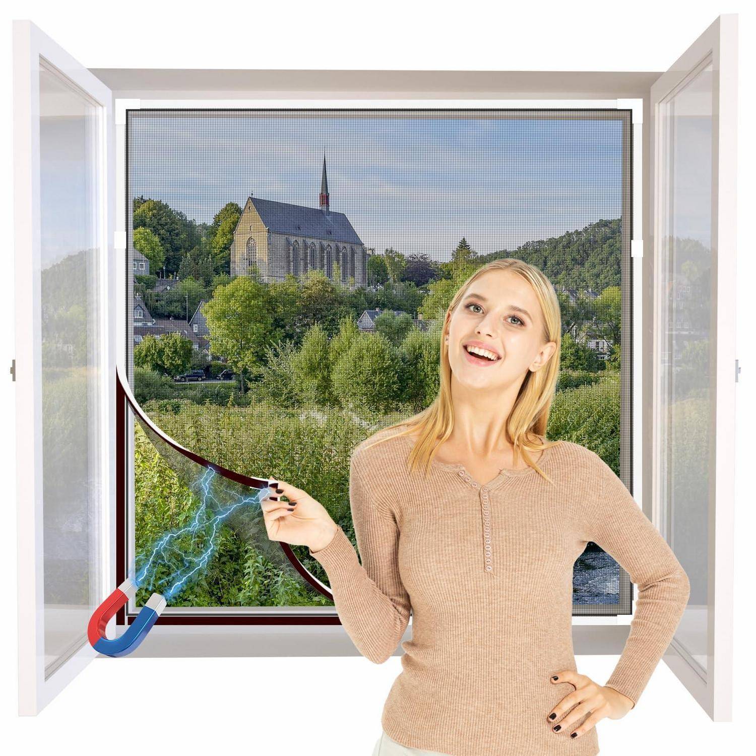 Lächelnde Frau, die einen Hufeisenmagneten am offenen Fenster hält, mit einer Kirche und Bäumen, die draußen sichtbar sind.