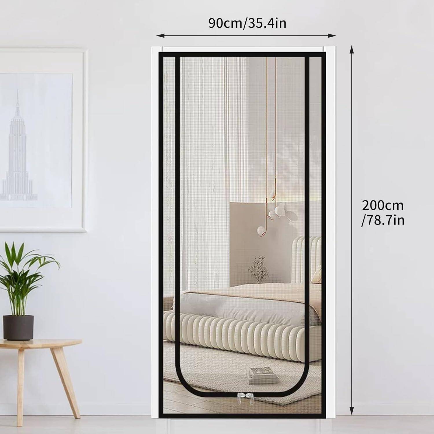 Produktbild eines schwarzgerahmten Mesh-Türvorhangs, gekennzeichnet mit 90 cm Breite und 200 cm Höhe, in einer Türöffnung installiert gezeigt.