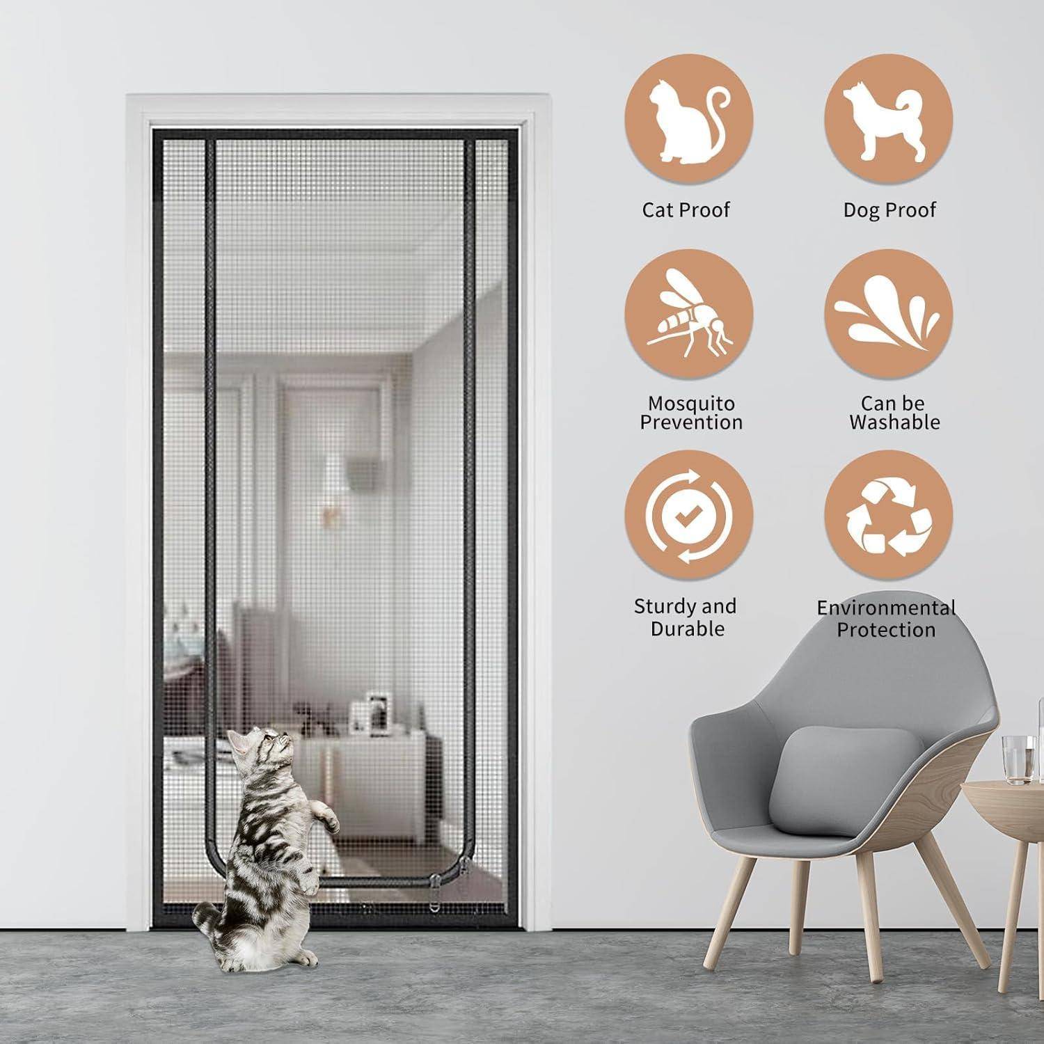 Katzensicher netztes Türgitter, das in einem Türrahmen installiert ist, mit einer Katze daneben; Symbole heben hundessicher, Mückenschutz, waschbar, langlebig und umweltfreundliche Eigenschaften hervor.
