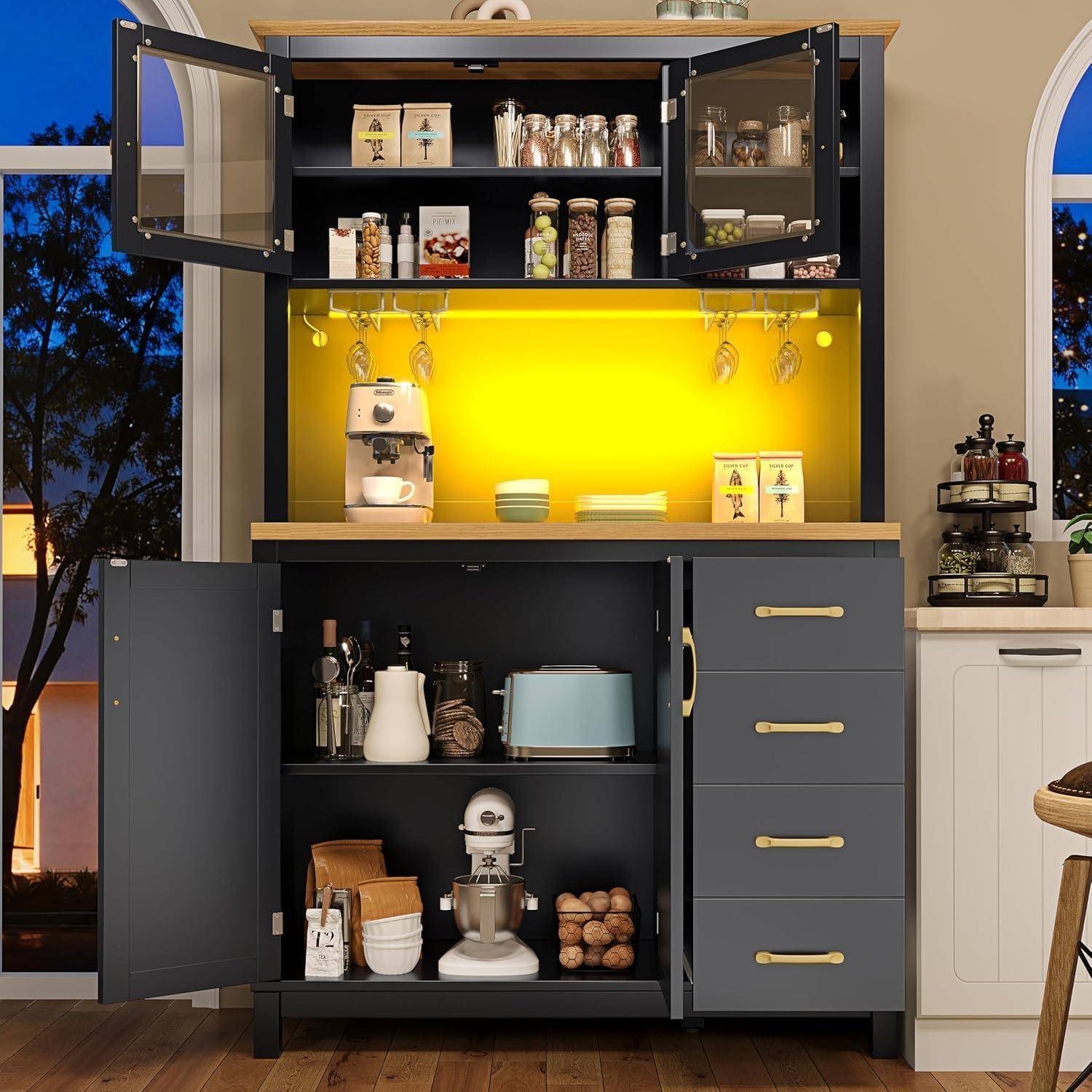 Modernes Küchenbuffet mit offenen Schränken und Glastürenschränken, beleuchtete gelbe Rückwand, zur Aufbewahrung von Geschirr, Gläsern, Kaffeemaschine, Toaster und kleinen Haushaltsgeräten.