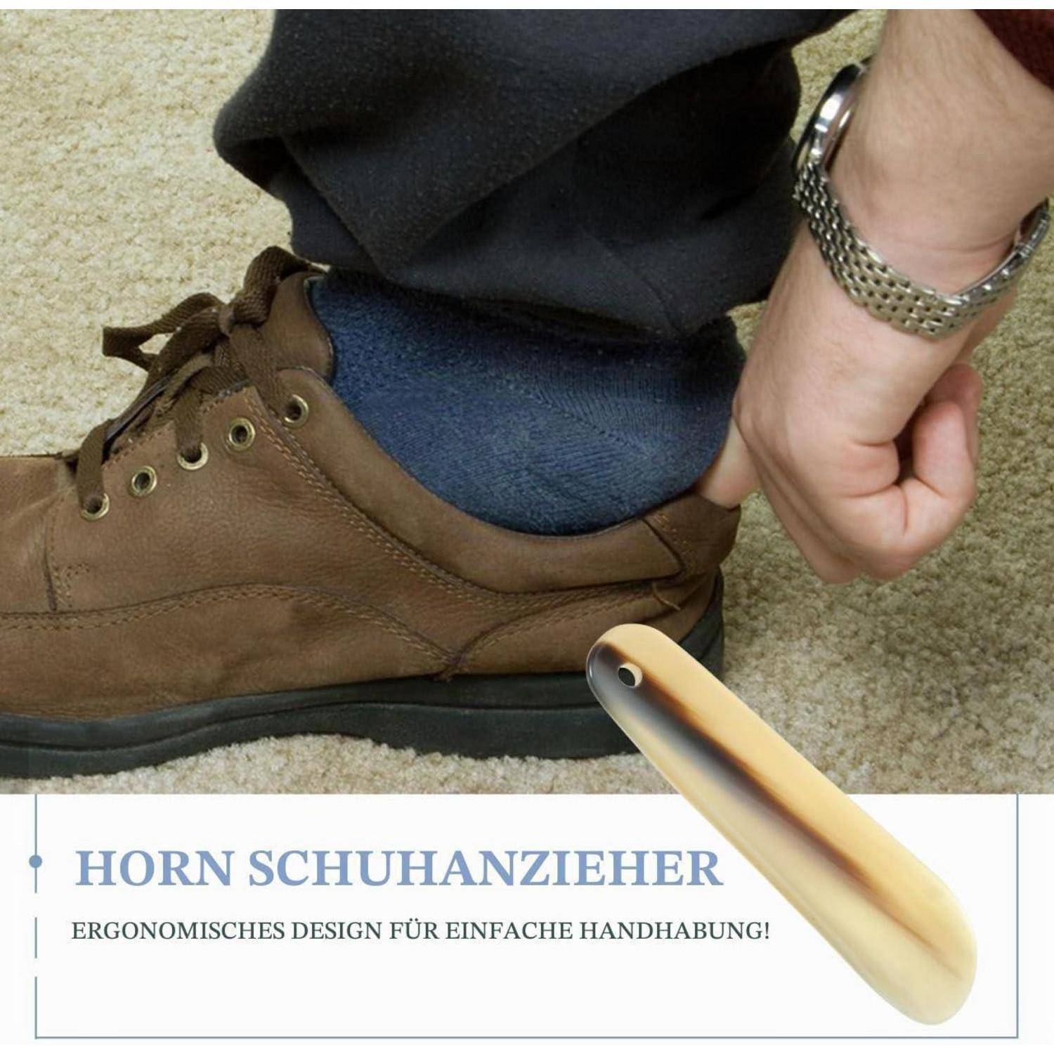 Nahaufnahme einer Hand, die einen Schuhlöffel verwendet, um einen braunen Lederschuh anzuziehen; der Text unten lautet „HORN SCHUHANZIEHER