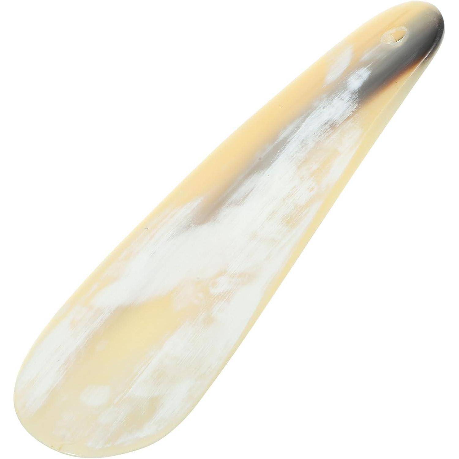 Cremefarbenes gelb-weiß gestreiftes Eis am Stiel auf weißem Hintergrund.