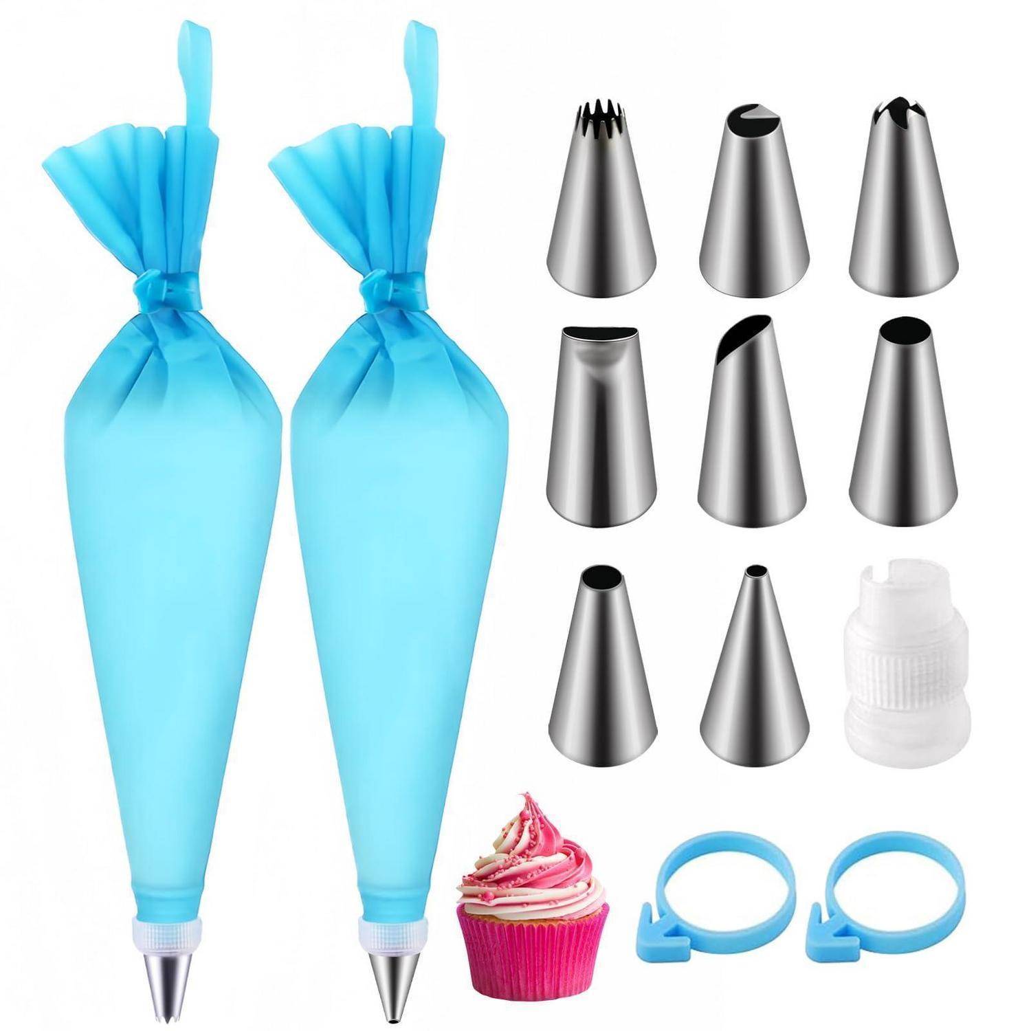Spritzbeutel-Dekorationset mit zwei gefüllten blauen Spritzbeuteln, acht Metallspritztüllen, zwei Kupplungen und einem gefrosteten Cupcake-Beispiel.
