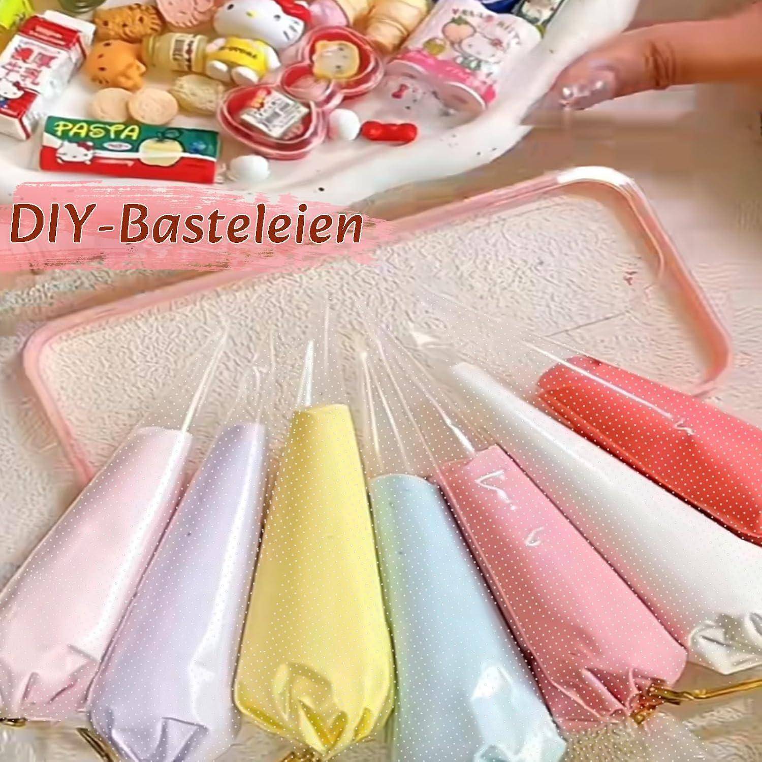 Verschiedene Spritzbeutel in Pastellfarben gefüllt mit Zuckerguss, arrangiert in einem Tablett als DIY-Backmaterialien.