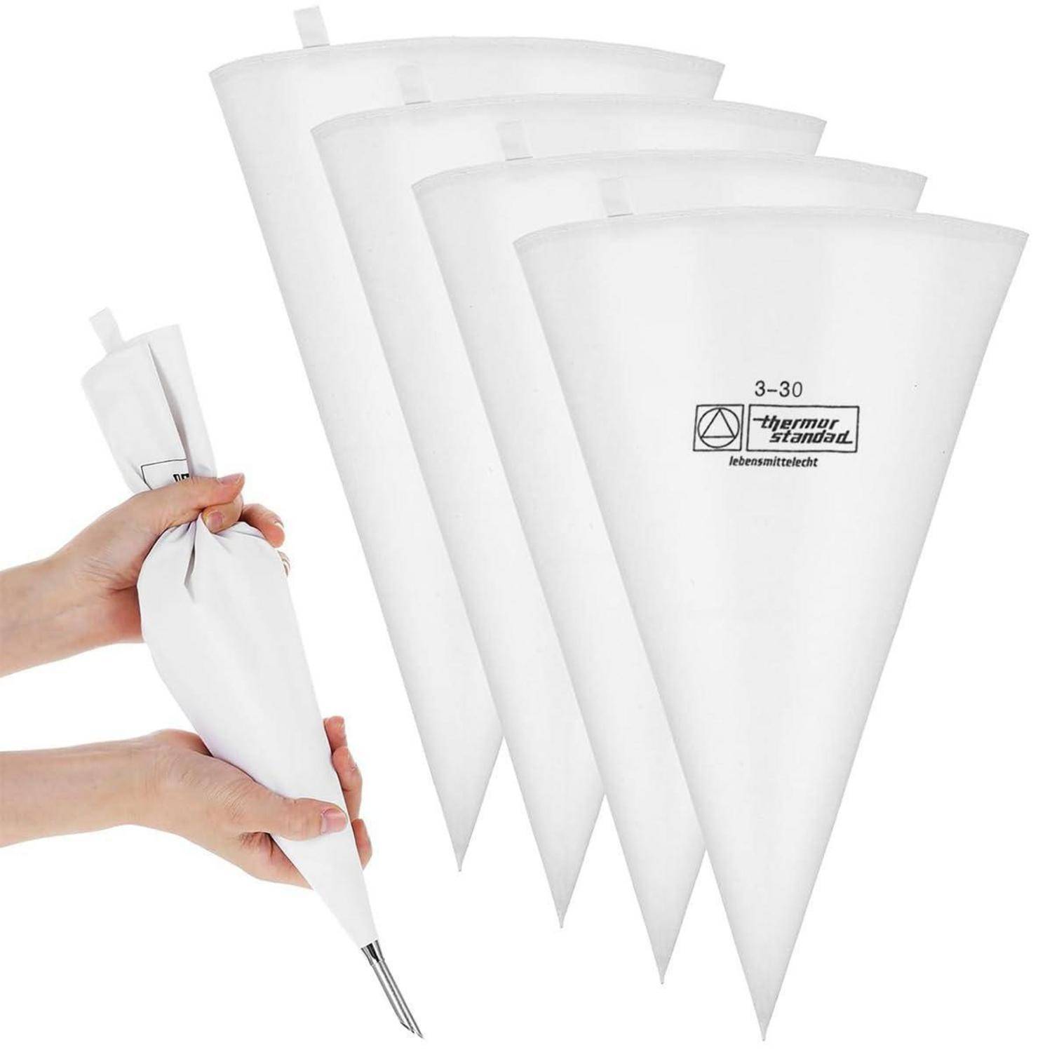 Hände, die einen kegelförmigen Spritzbeutel mit einer Metallspitze füllen, zusammen mit mehreren leeren Einweg-Spritzbeuteln mit der Bezeichnung 'thermo standard' und '3-30'.