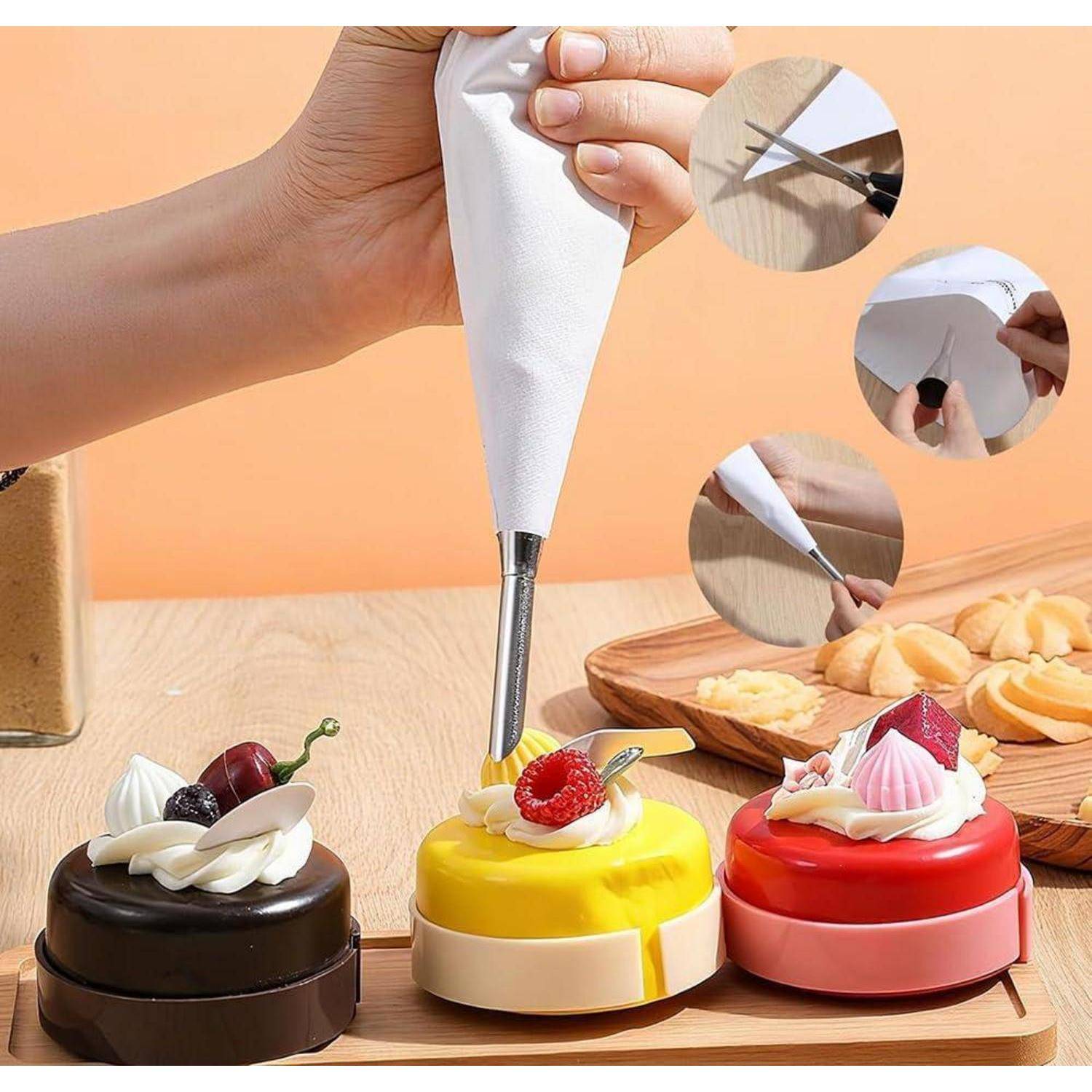 Mit der Hand Glasur auf kleine verzierte Kuchen spritzen; Ausschnitte zeigen das Abschneiden der Spritzbeutelspitze und das Einsetzen einer Tülle.