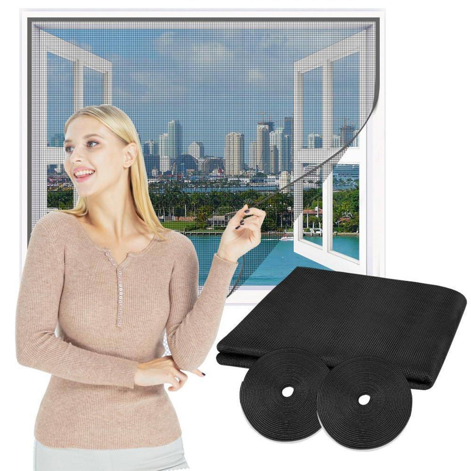 Frau präsentiert ein Fenstersieb-Set: ein Maschensieb an einem offenen Fenster, mit schwarzen Siebwalzen und einem Materialblatt im Vordergrund.