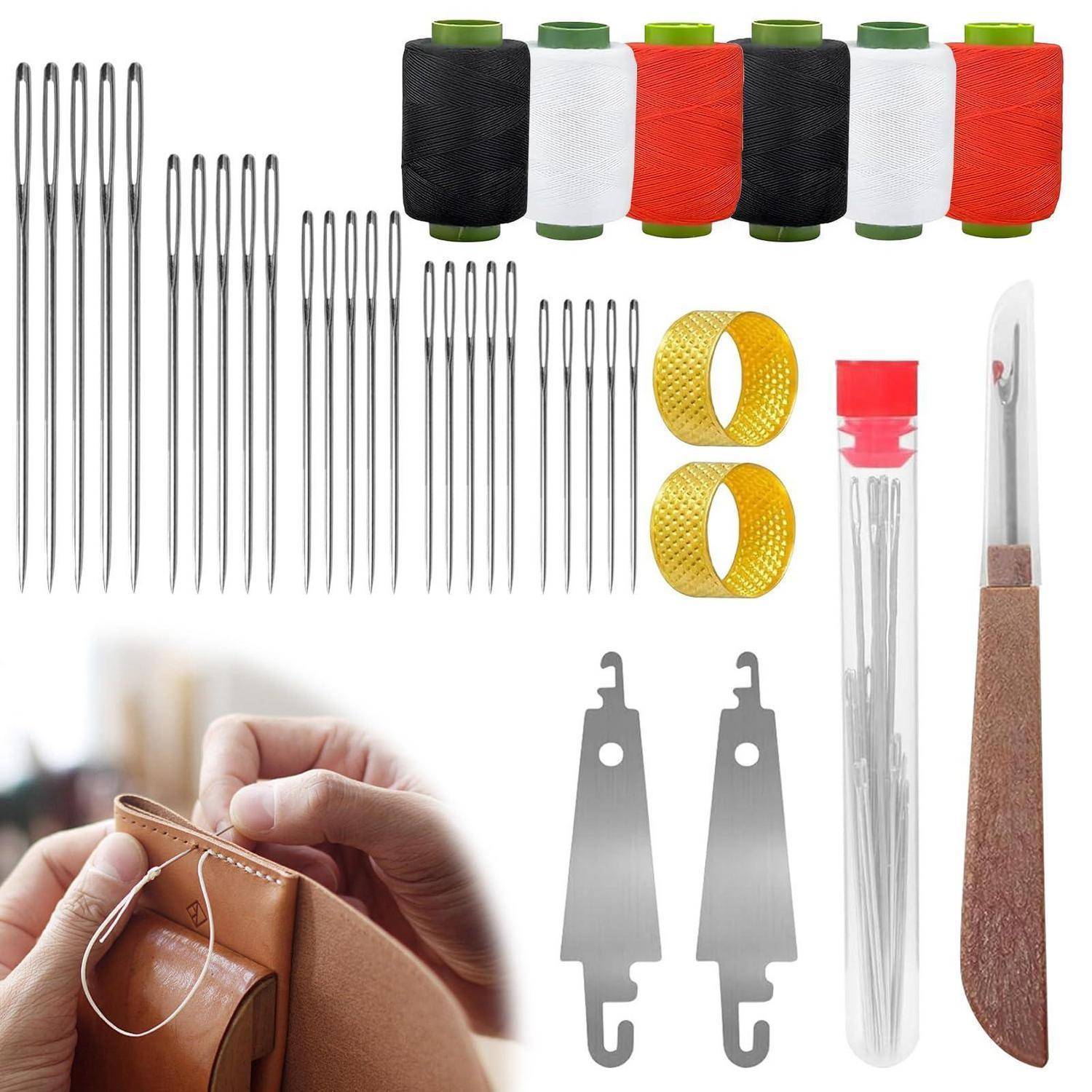 Näh- und Lederbearbeitungsset mit Nadeln, Fadenspulen, Fingerhüten, Nahttrenner, Pfriem und eine Hand näht eine Lederbrieftasche.