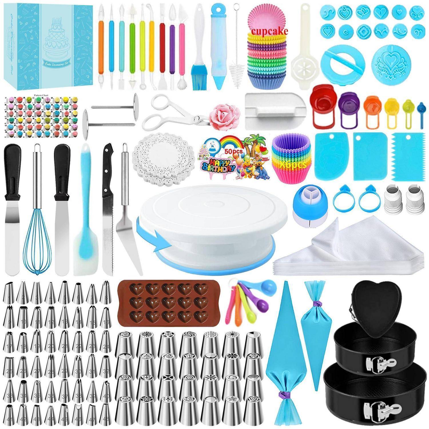 Sortierte Back- und Dekorationszubehör, einschließlich Spritztüllen, Spatel, Formen, Cupcake-Förmchen, Drehteller für Torten und Geschenktüten zum Dekorieren von Kuchen oder Desserts.