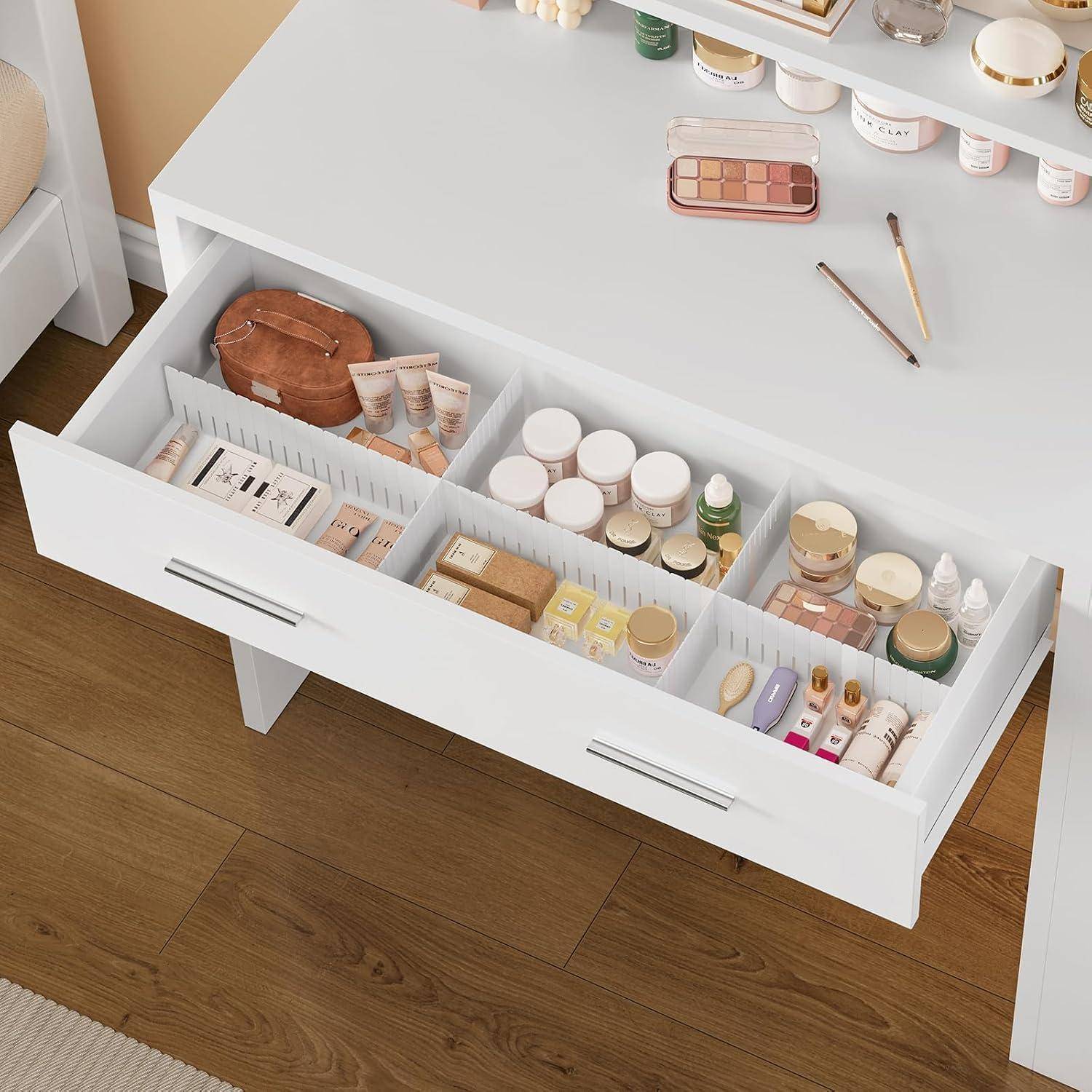 Öffne die Schminktischlade und organisiere Kosmetika, Hautpflegeprodukte und Make-up-Accessoires in durchsichtigen Trennern unter einem weißen Schreibtisch.