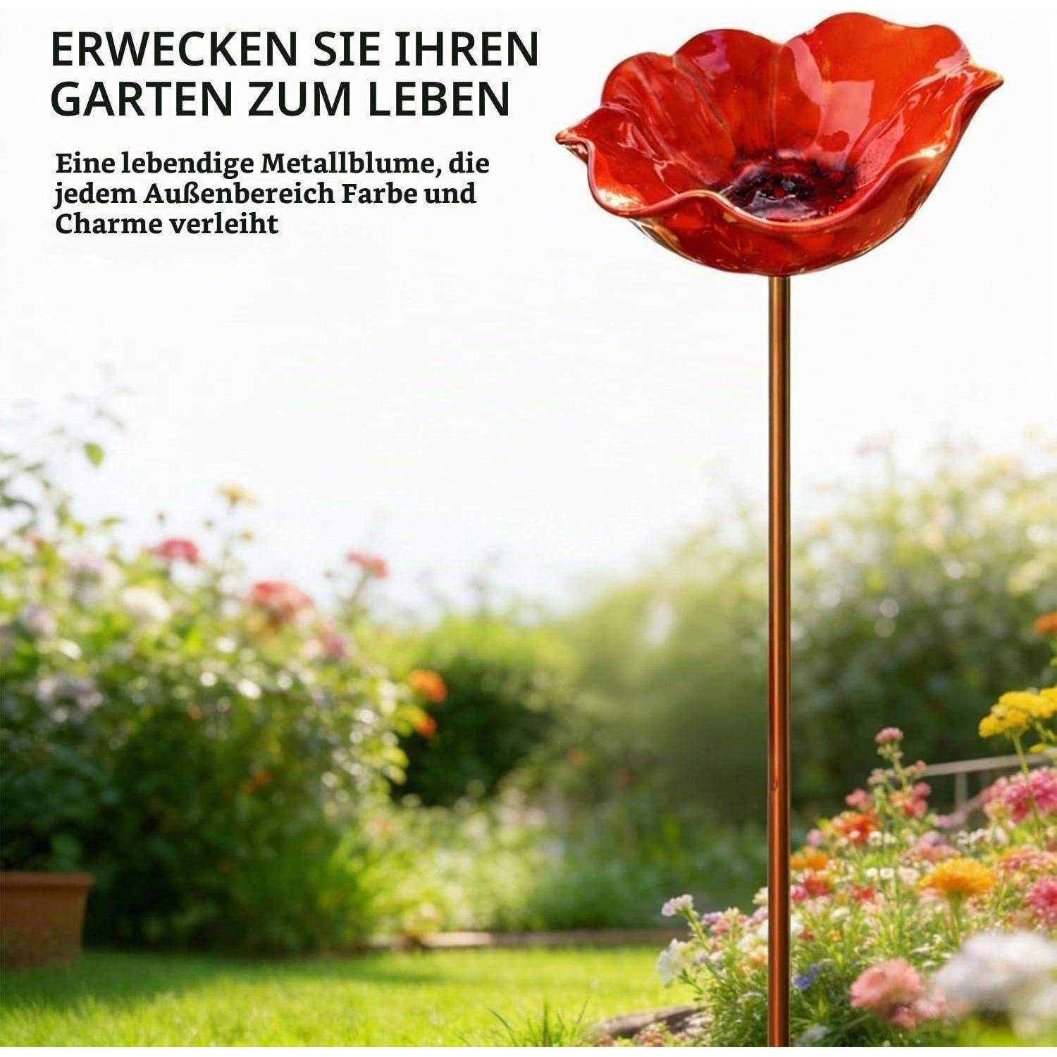 Roter Metallblumengartenstab in einem sonnigen Hinterhof, mit deutschem Text: „ERWECKEN SIE IHREN GARTEN ZUM LEBEN