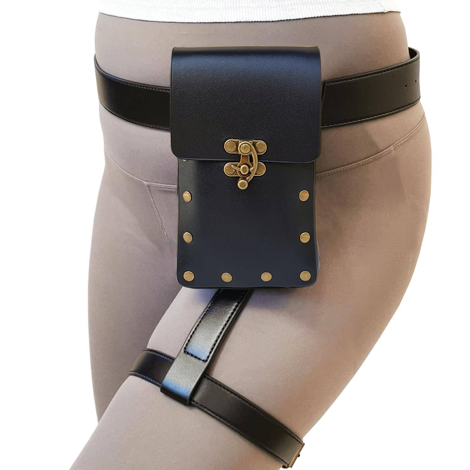 Schwarze Oberschenkelholster-Tasche, die über beigen Leggings um das Oberschenkel einer Person gebunden ist.