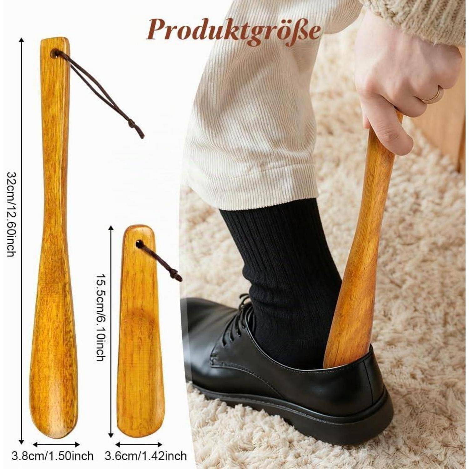 Bild zeigt einen Schuhlöffel aus Holz; Produktgröße mit 32 cm und 15,5 cm gekennzeichnet. Eine Hand benutzt ihn, um einen schwarzen Schuh anzuziehen.