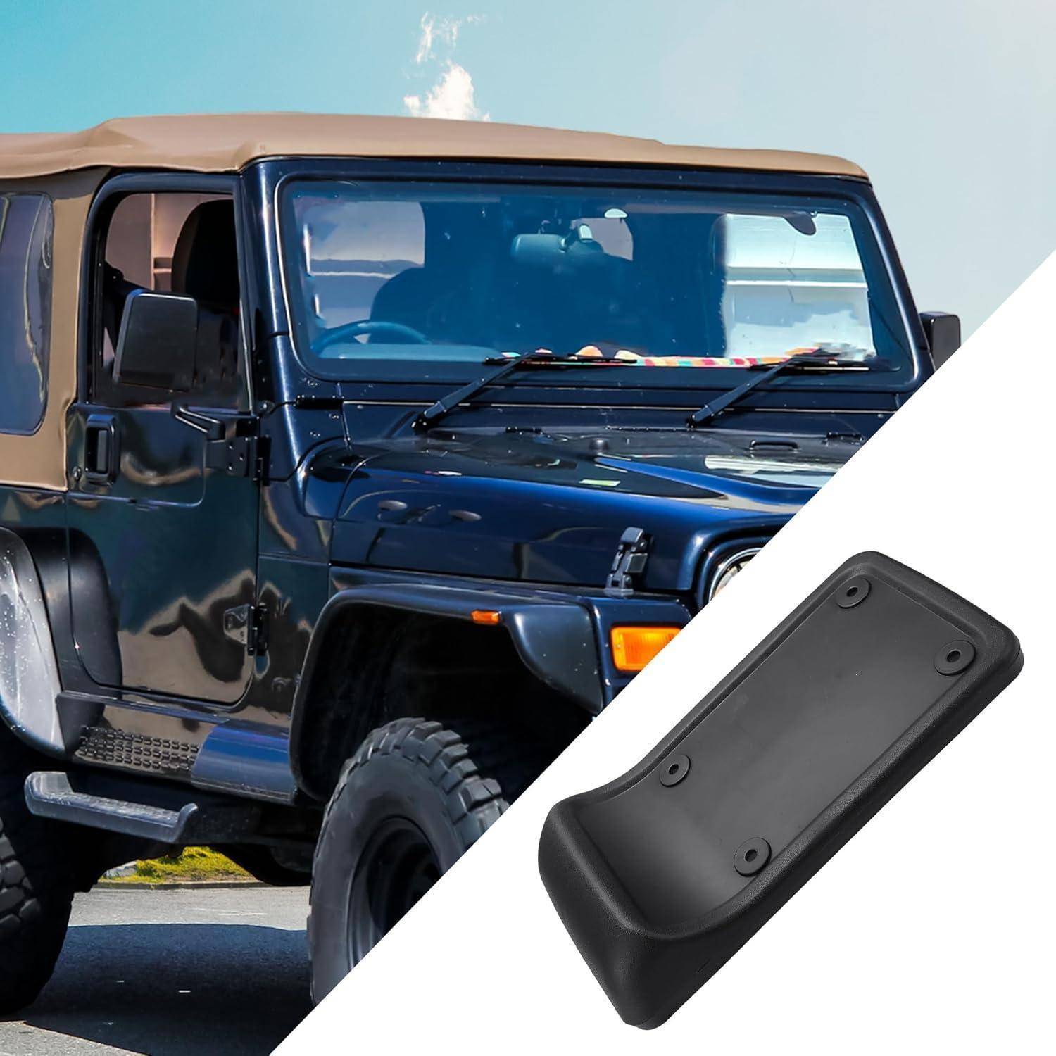 Schwarzer Jeep Wrangler mit beigem Softtop, zusammen mit einer schwarzen rechteckigen Montageklammer vor weißem Hintergrund dargestellt.
