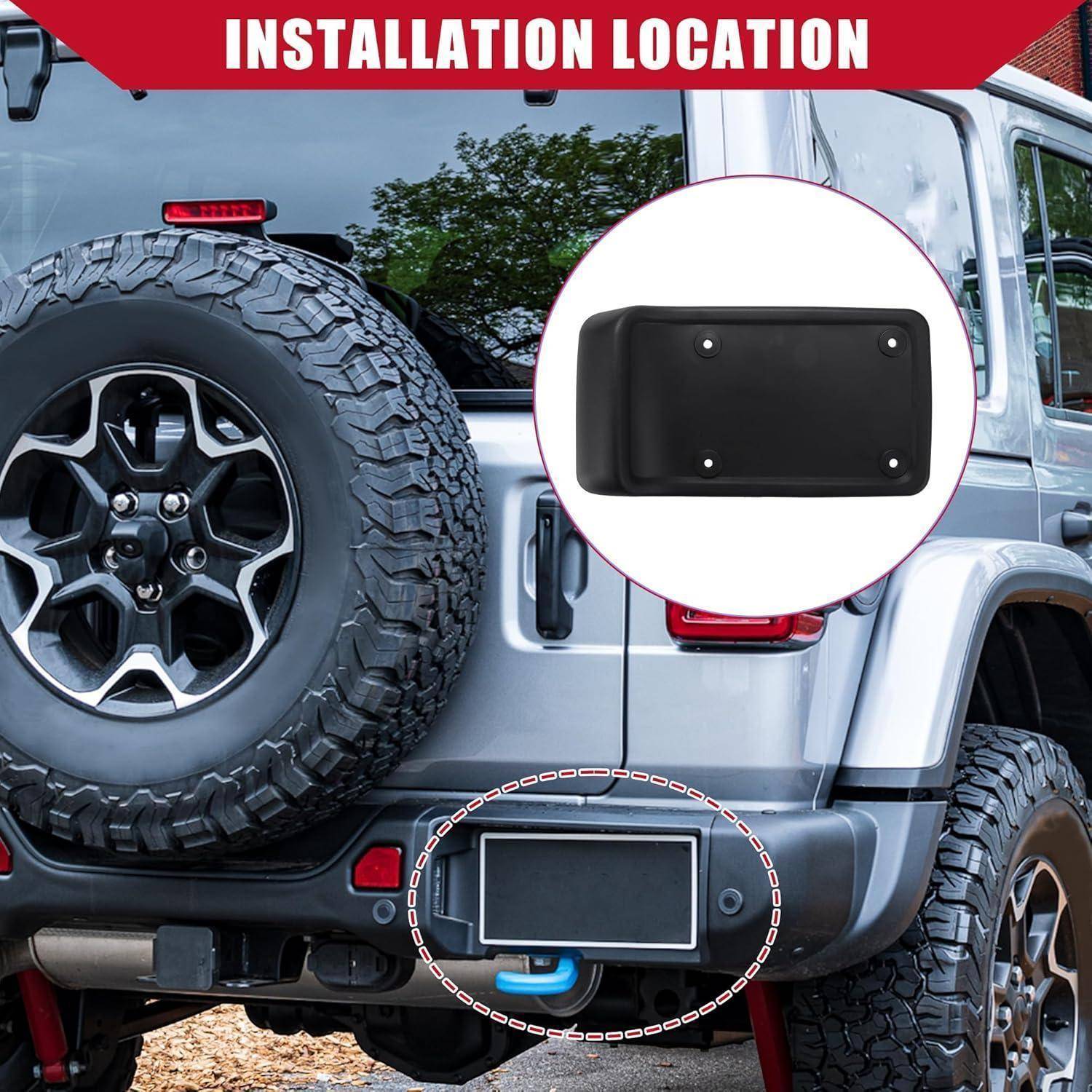 Rückansicht eines Jeep, die den Installationsort für eine Nummernschildhalterung an der hinteren Stoßstange zeigt, hervorgehoben durch eine Vergrößerung der Montageplate.