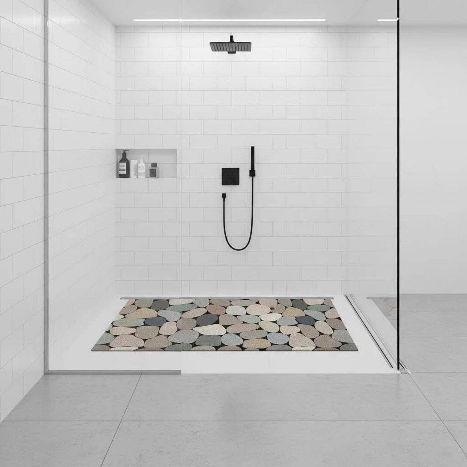 Minimalistisches weißes Badezimmer mit wandmontierten schwarzen Armaturen, eingebautem Regal und einem Kieselmosaik-Bodeneinsatz in einem verglasten Badezimmer.