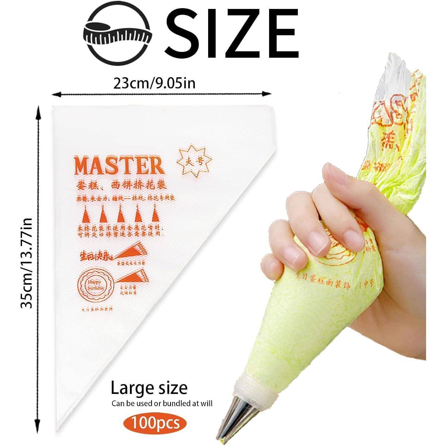 Große Einweg-Spritzbeutel mit Größenetikett 23 cm breit und 35 cm lang, gebündelt 100 Stück, plus eine Hand, die einen mit einer Dekorierspitze versehenen Beutel hält.