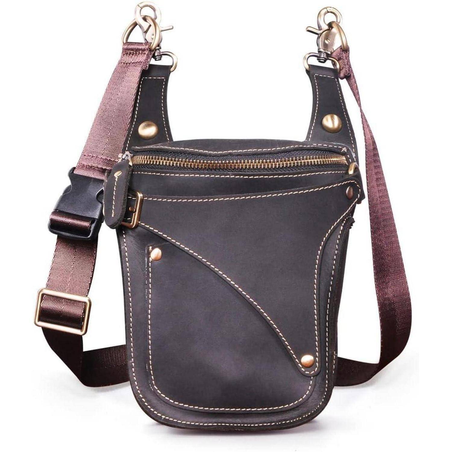 Dunkelbraune Leder-Umhängetasche mit verstellbarem Riemen, vorderer Klapptasche und Messingarmaturen auf weißem Hintergrund
