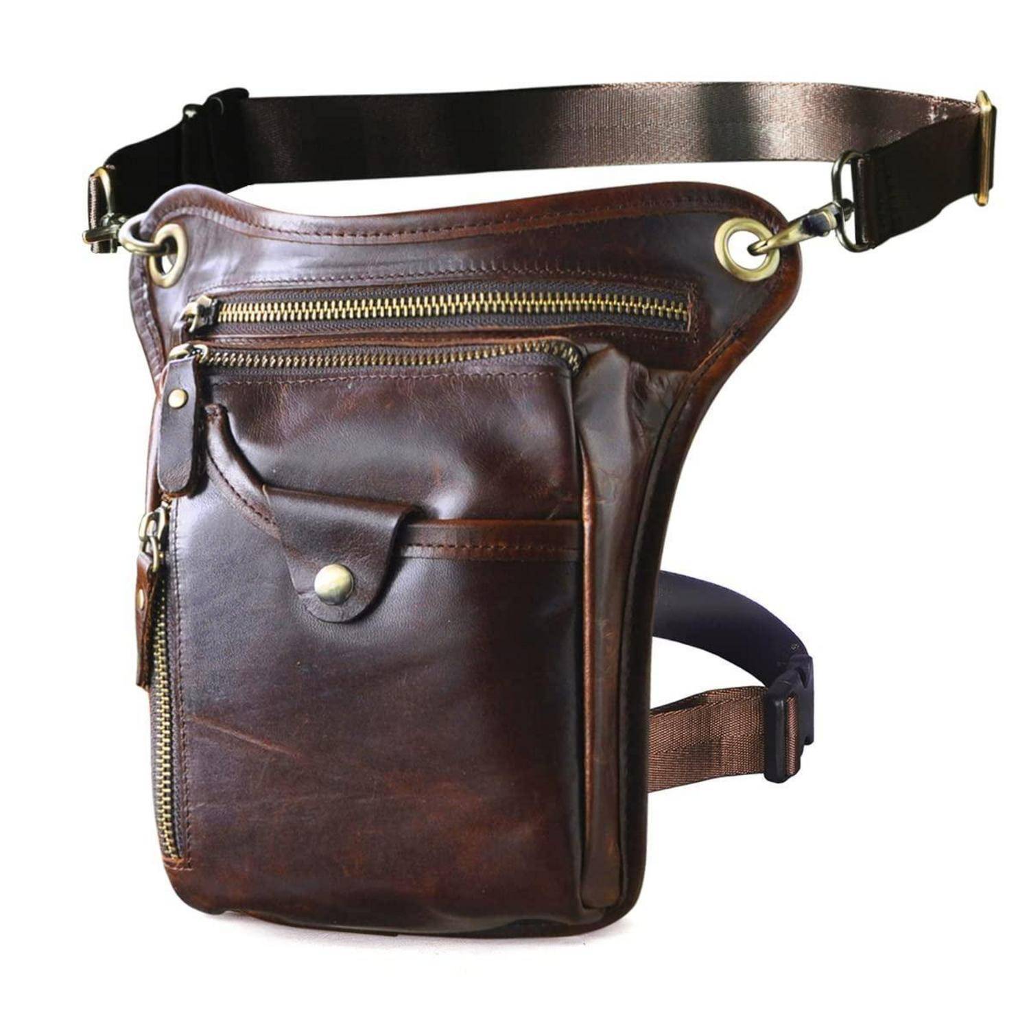 Braune Lederbeintragetasche mit verstellbaren Hüft- und Oberschenkelriemen, ausgestattet mit Reißverschlussfächern und einer vorderen Klapptasche auf weißem Hintergrund.