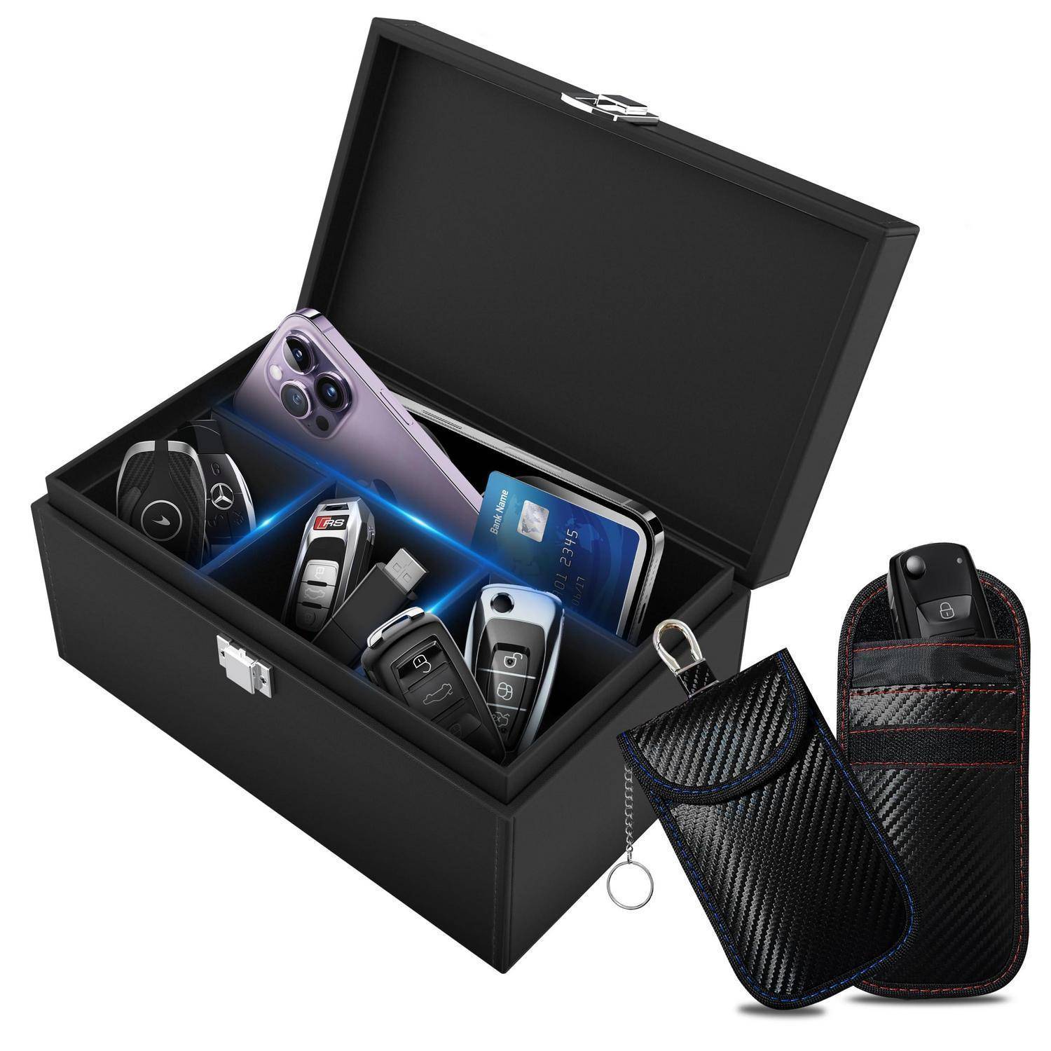 Schwarze Aufbewahrungsbox mit Autoschlüsseln, einem Smartphone und Karten, mit zwei gezipperten Schlüsseltaschen daneben.