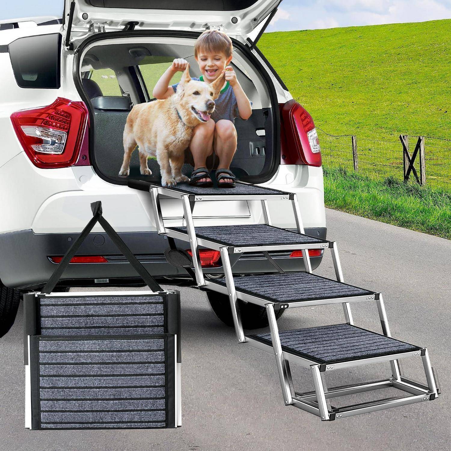 Kind und Hund sitzen in einem SUV-Kofferraum, mit einer zusammenklappbaren Haustierbahn und Stufen, die zum einfachen Zugang auf den Boden ausgeklappt sind.
