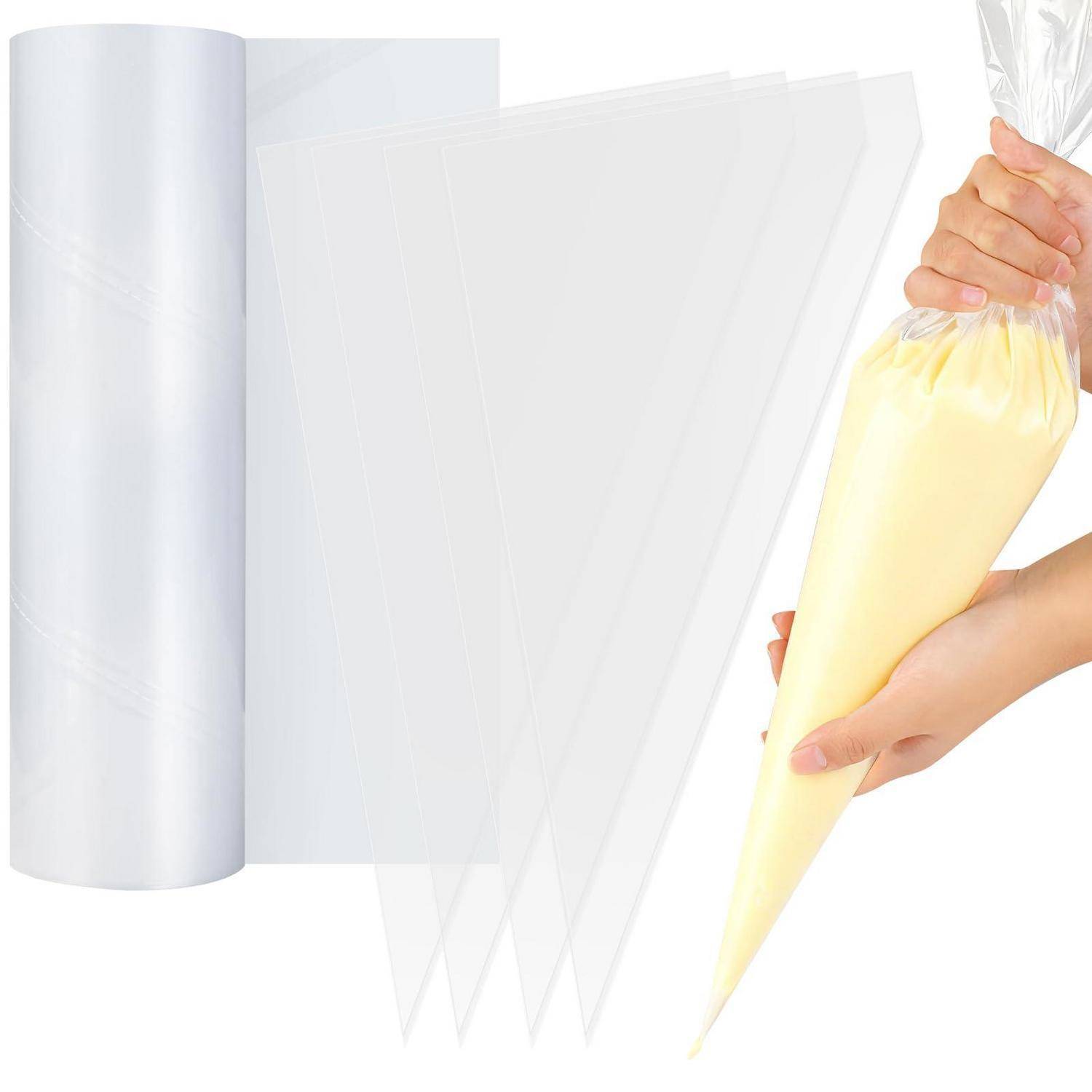 Hände, die mit einem Spritzbeutel blassgelbe Glasur auf gestapelte durchscheinende Backpapierblätter spritzen.