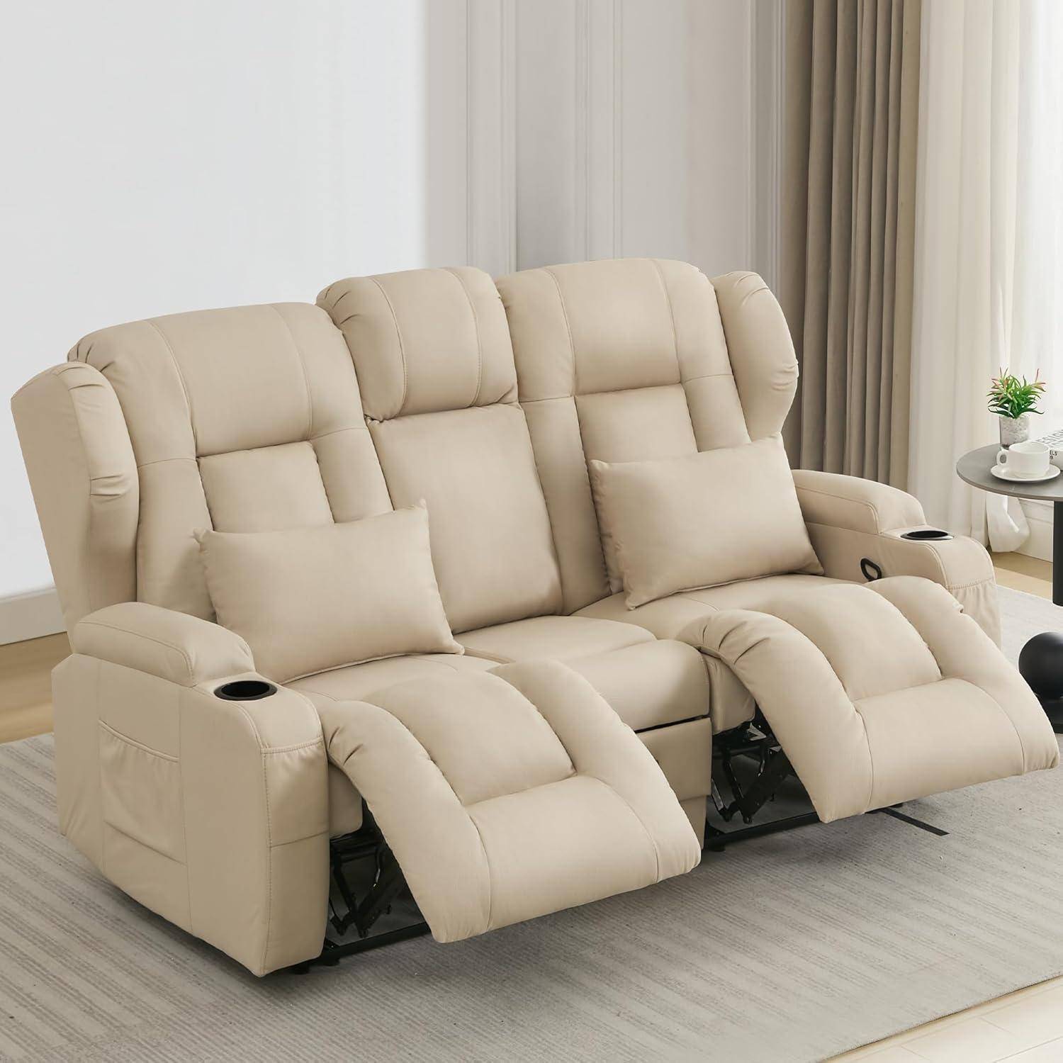 Beigefarbiges dreierteiliges Relaxsofa mit zwei ausziehbaren Fußstützen, Getränkehaltern und kuscheligen Kissen in einem hellen Wohnzimmer.
