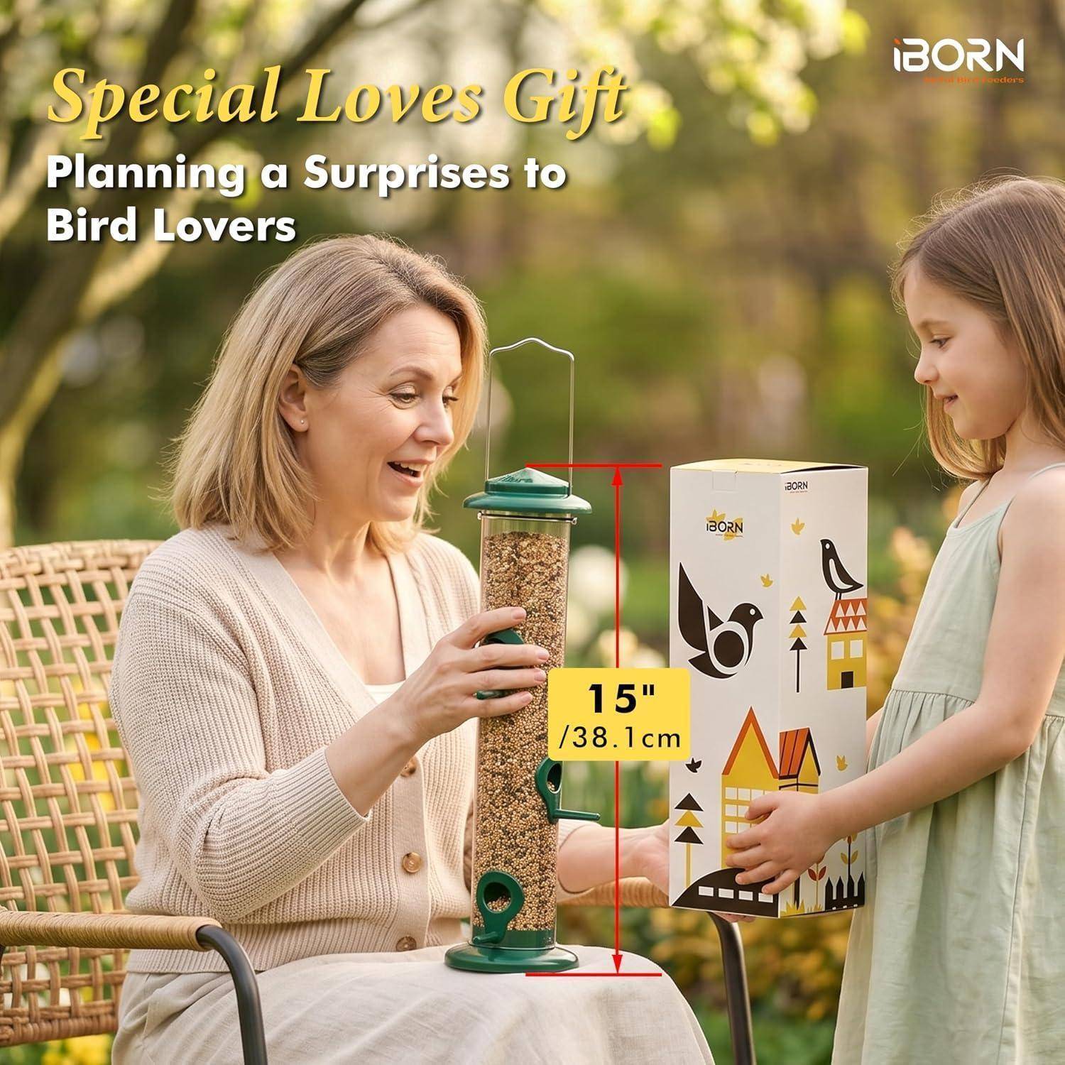 Frau und Mädchen im Freien beim Auspacken eines Vogelfutterhauses als Geschenk; Text lautet „Special Loves Gift