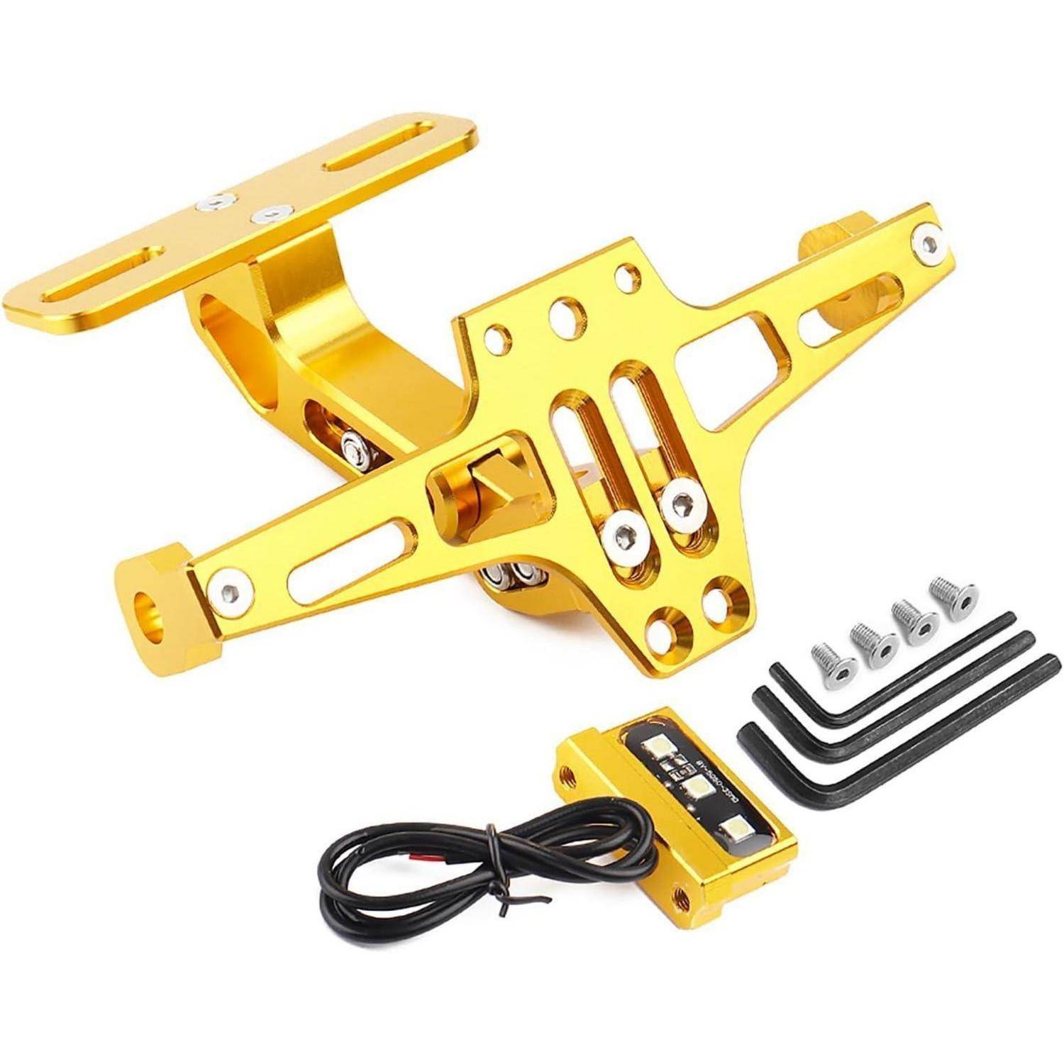 Gold-eloxiertes verstellbares Kennzeichenhalter-Set mit LED-Leuchte, Verdrahtung, Schrauben und Inbusschlüsseln auf weißem Hintergrund.