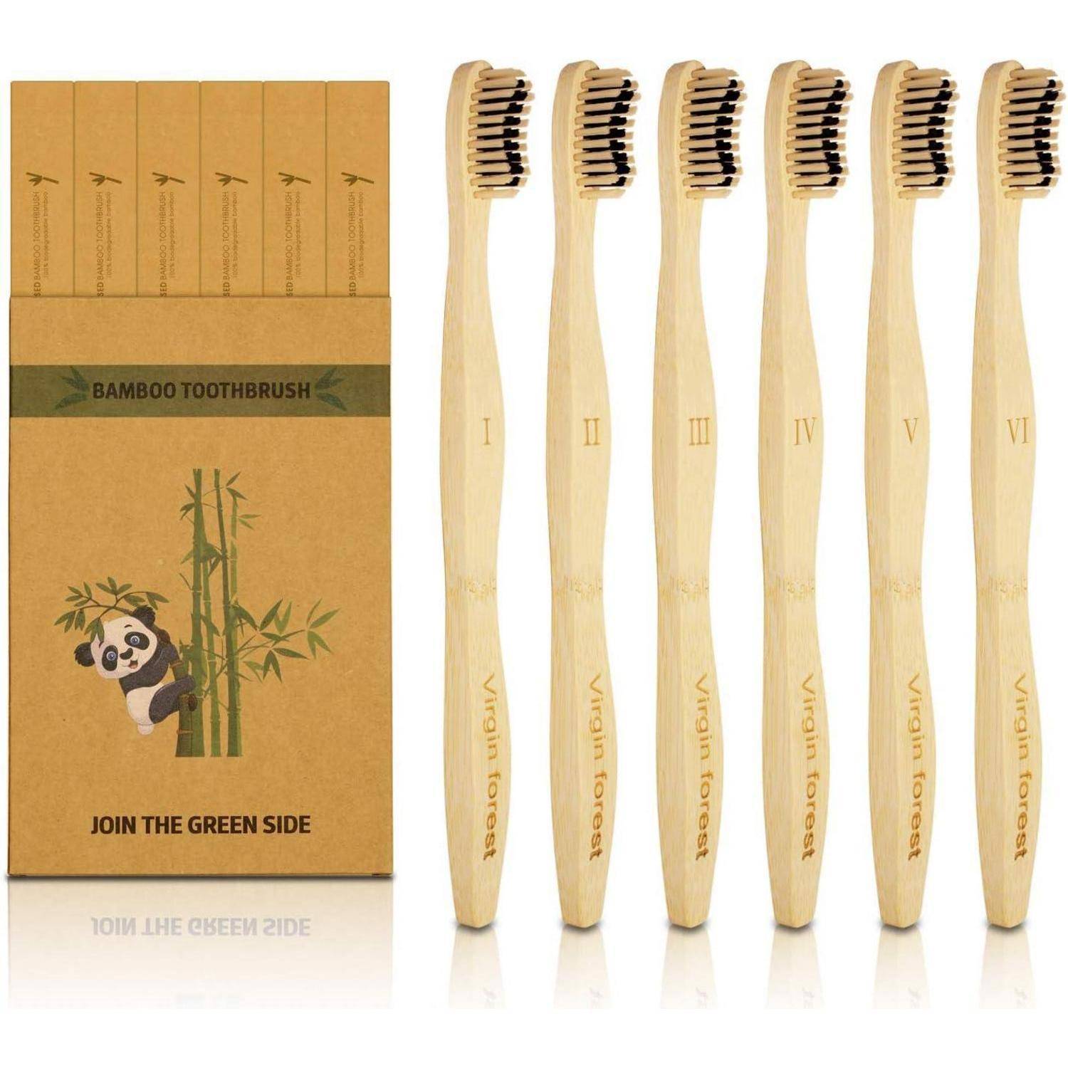 Sechs Bambuszahnbürsten neben einer Kartonschachtel mit der Aufschrift „BAMBOO TOOTHBRUSH