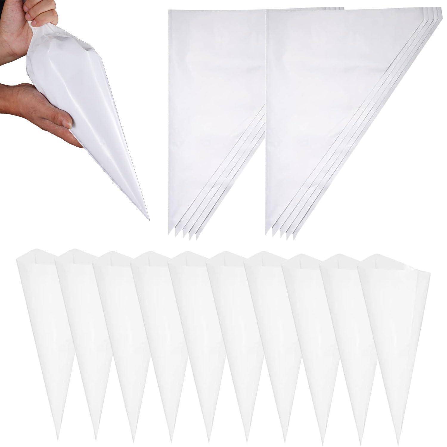 Eine Hand faltet einen weißen Papierkegel; weitere gefaltete Kegel sind darunter gestapelt und aufgereiht auf einem schlichten weißen Hintergrund.