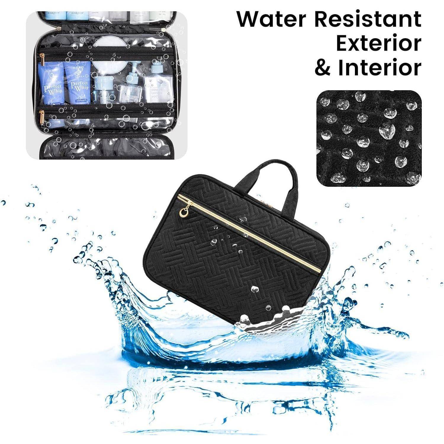 Schwarze gesteppte Kosmetiktasche, die ins Wasser spritzt, mit Text „Wasserabweisendes Äußeres und Inneres