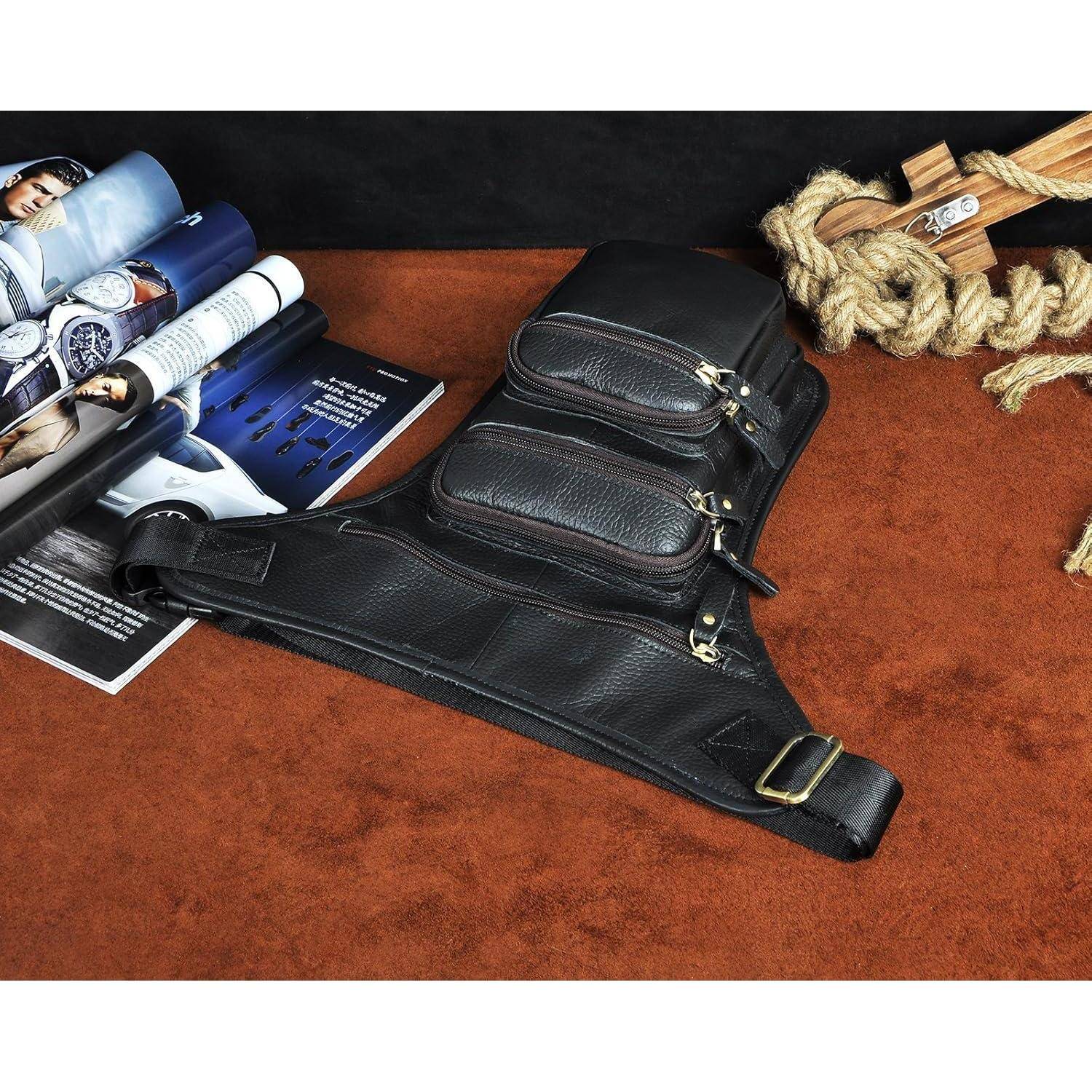 Schwarze Leder-Beinholster-Tasche mit Reißverschlusstaschen liegt auf einer braunen Oberfläche neben aufgerollten Magazinen und Seil.