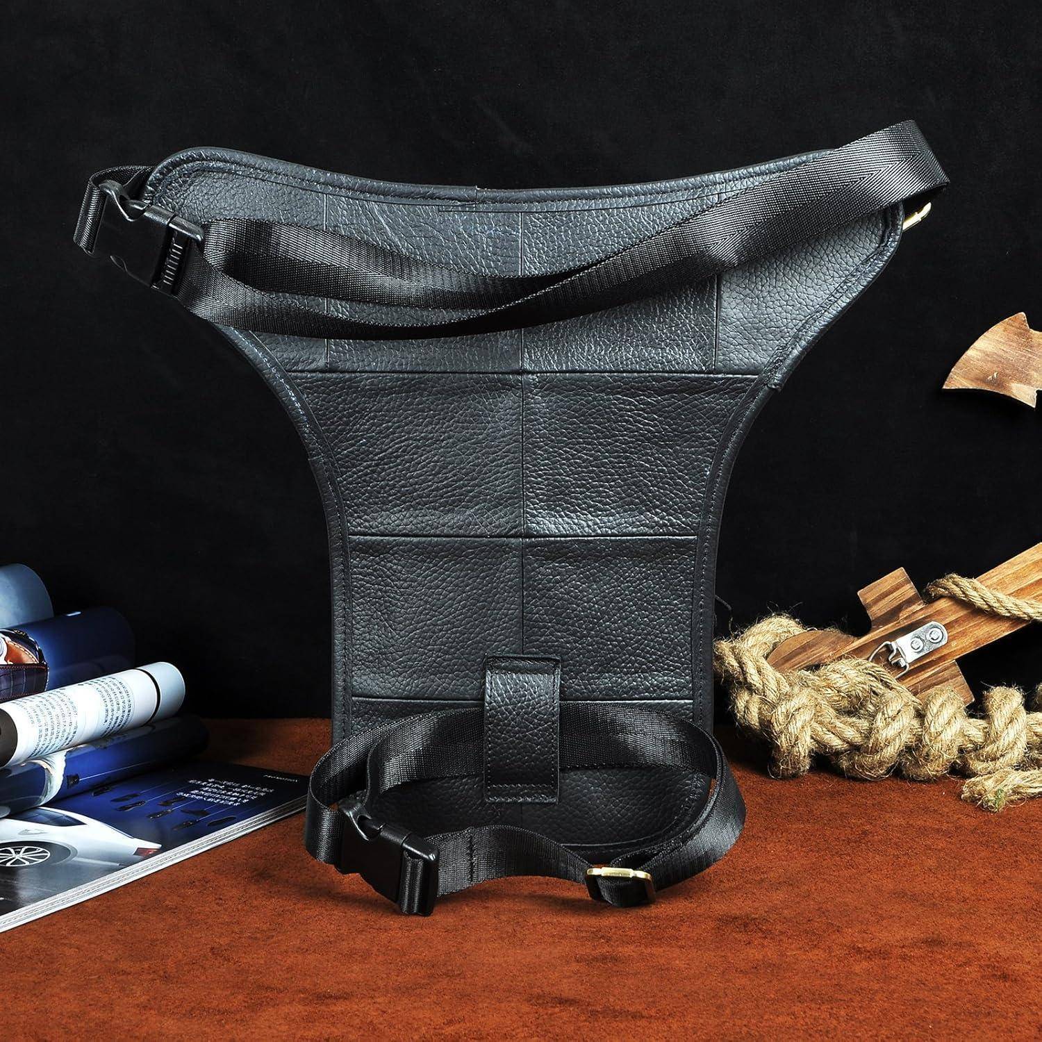 Schwarzes Lederbeintragholster mit verstellbaren Riemen und Schnallen, aufrecht auf einer braunen Oberfläche vor dunklem Hintergrund gezeigt.