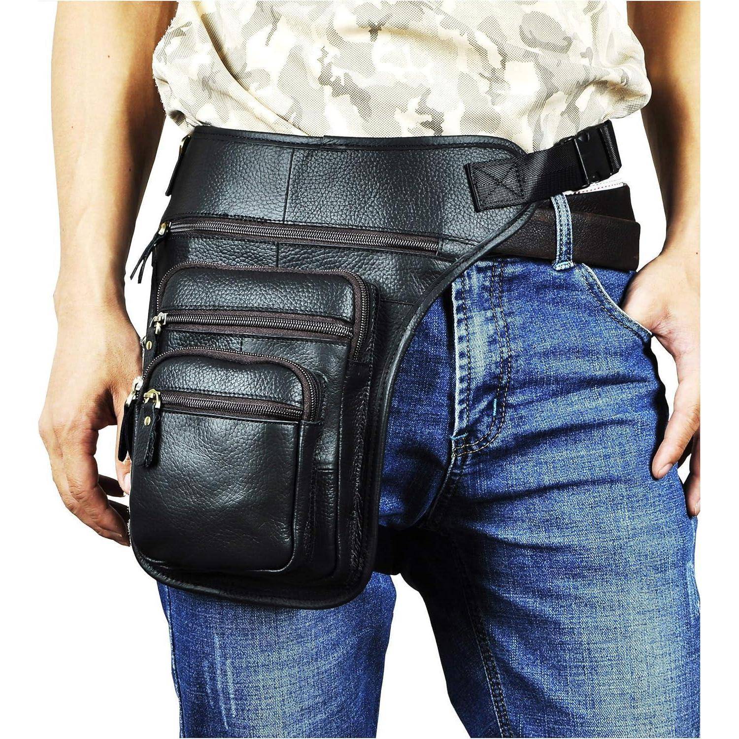 Person mit einer schwarzen Leder-Oberschenkelholster-Tasche über blauen Jeans, mit mehreren Reißverschlusstaschen und einem verstellbaren Riemen um die Taille.