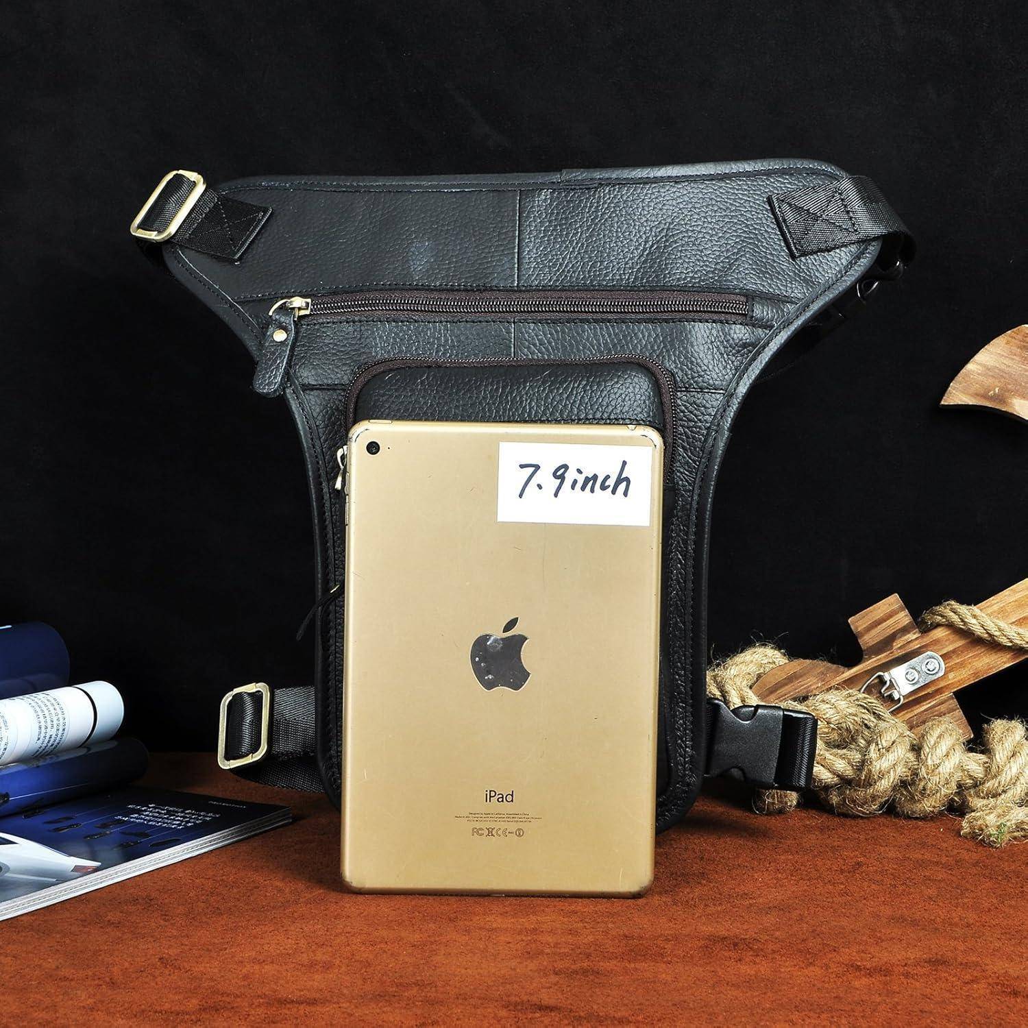 Gold-farbenes iPad in einer schwarzen Ledertaillentasche stehend, mit einem Etikett, das „7,9 Zoll" liest und die Passform angibt.