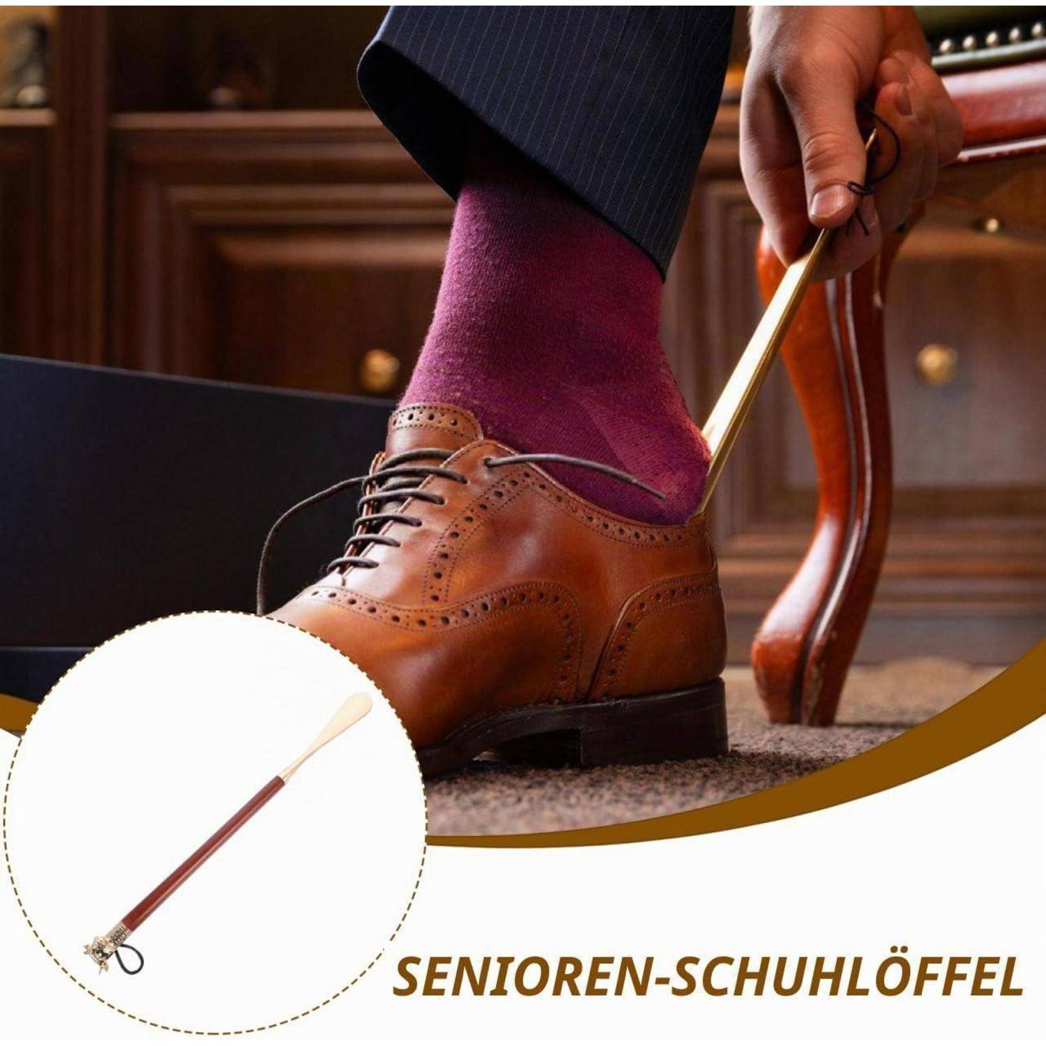 Nahaufnahme eines Mannes, der einen langstieligen Schuhlöffel verwendet, um einen braunen Anzugschuh anzuziehen; deutscher Text lautet „SENIOREN-SCHUHLÖFFEL